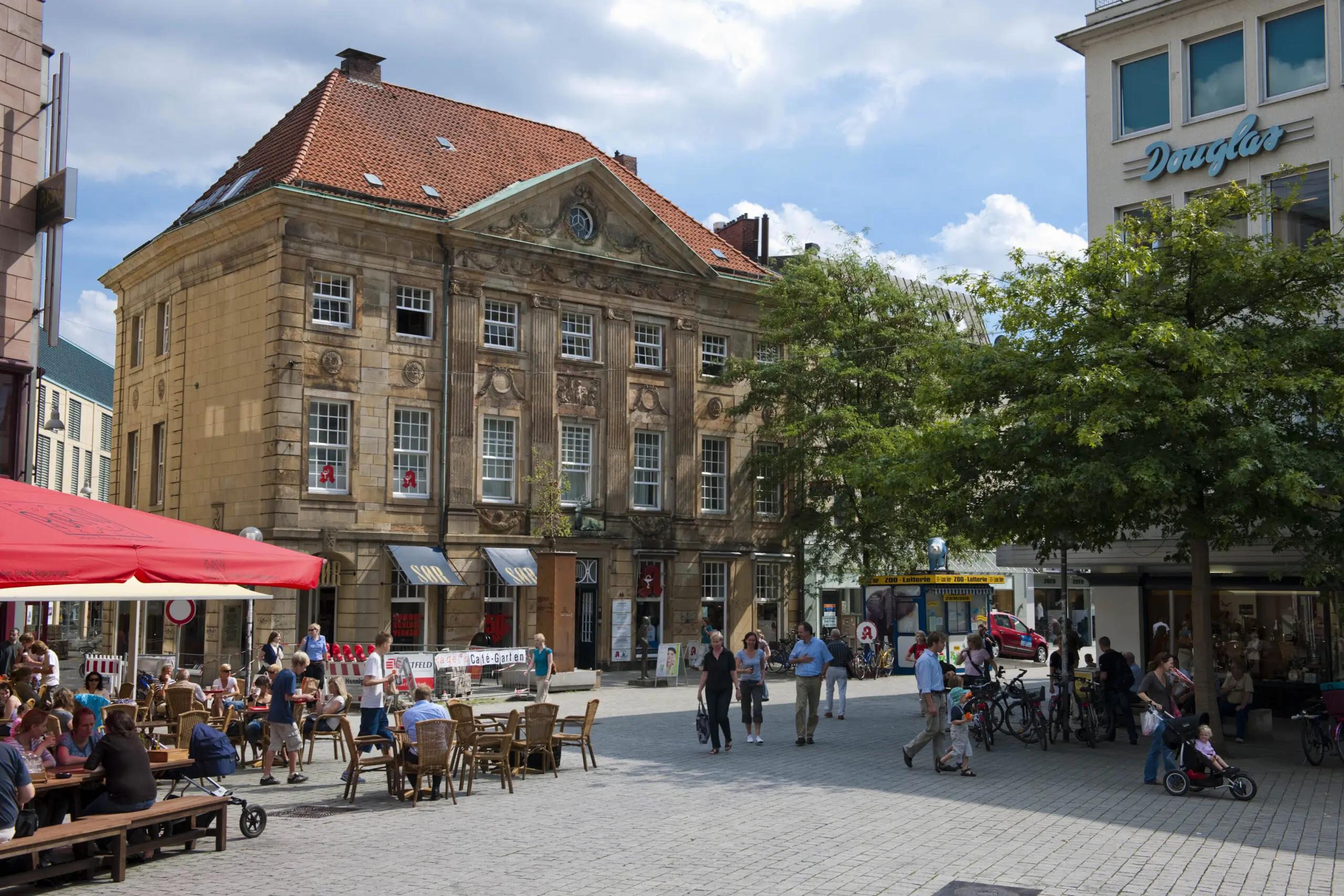 Osnabrück – Nikolaiort, historischer Platz mit Gastronomie und Einzelhandel, Niedersachsen