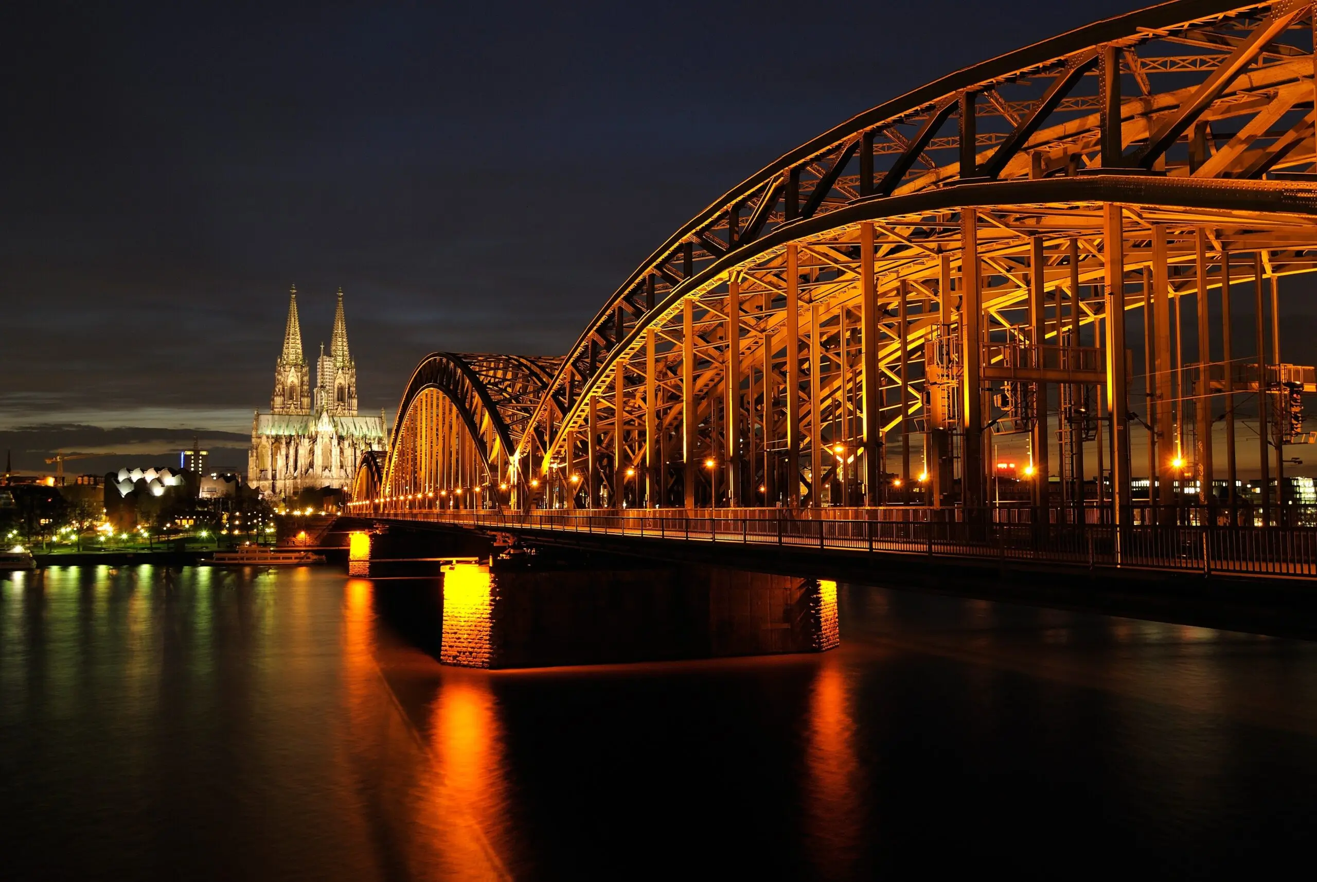 Köln – Hohenzollernbrücke und Dom im nächtlichen Rheinpanorama, Nordrhein-Westfalen
