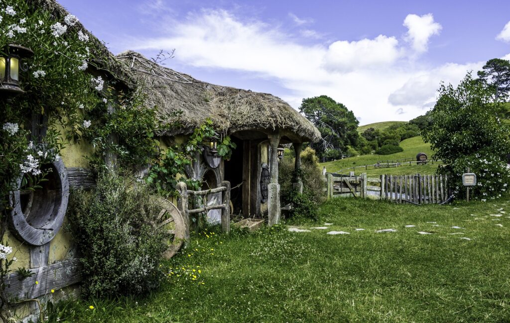 Christchurch – Idyllisches Bauernhaus auf dem Land mit Blick auf weite grüne Felder und die neuseeländische Natur, Neuseeland