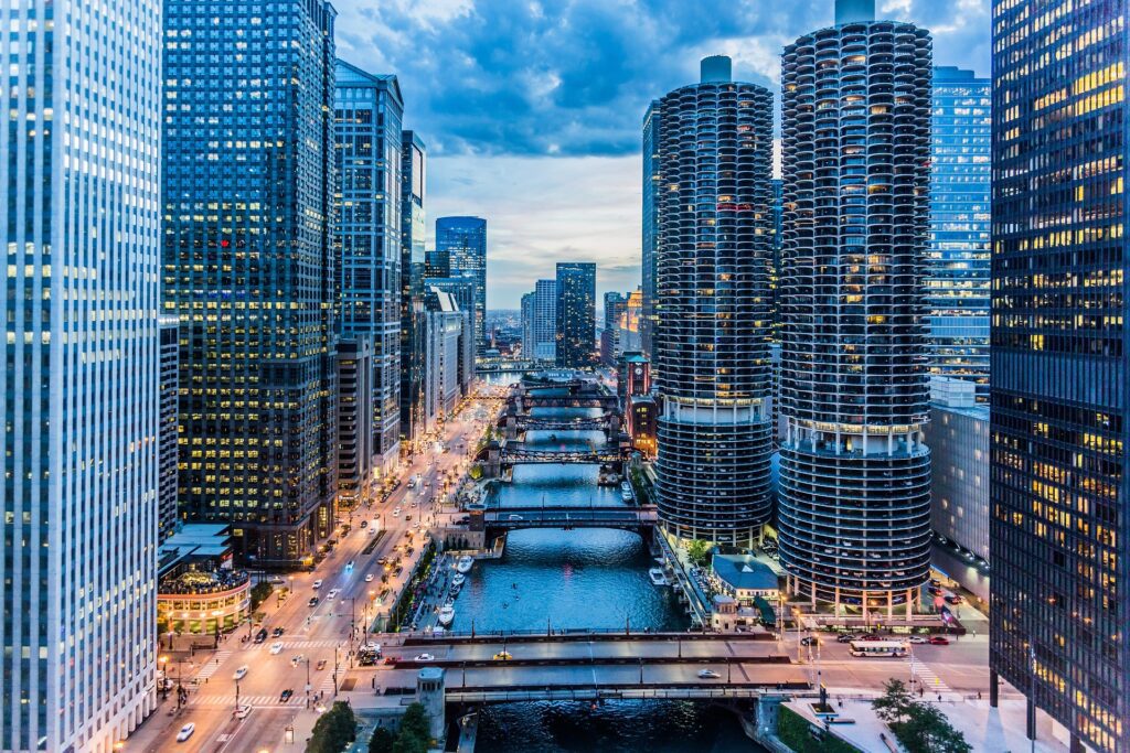 Chicago – Nächtliche Skyline mit Fluss, Brücken und Wolkenkratzern, Illinois, USA