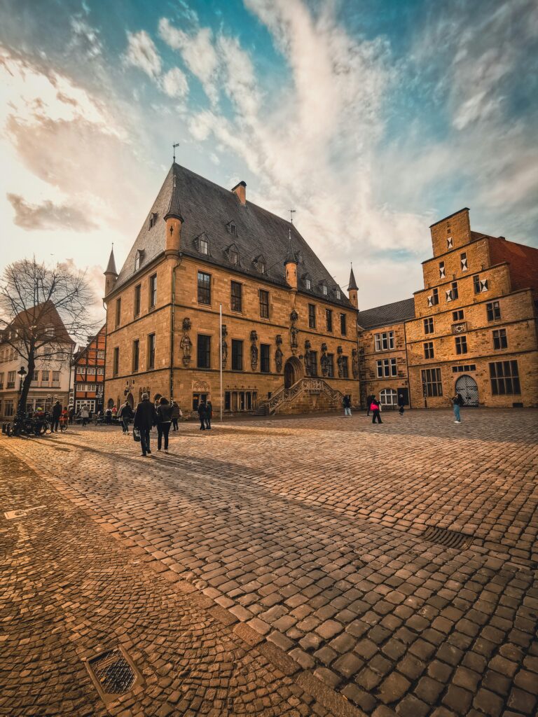 Osnabrück – Historisches Rathaus am Marktplatz mit spätgotischen Treppengiebeln, Niedersachsen, Deutschland