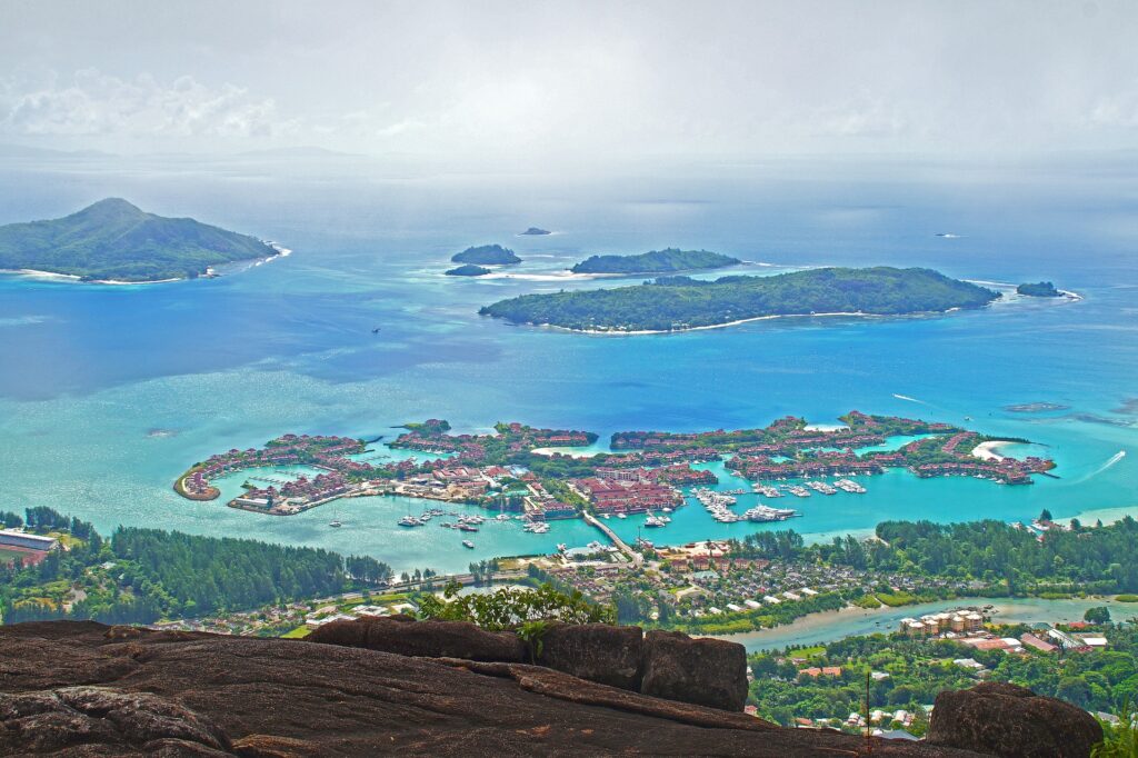 Seychellen – Luftaufnahme einer Insel mit türkisfarbenem Wasser, Korallenriffen, Granitfelsen und dichtem Dschungel