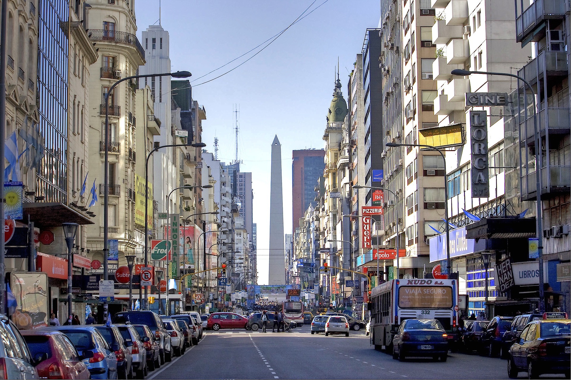 Buenos Aires – Hochhäuser und Straßenverkehr in der argentinischen Hauptstadt, Argentinien