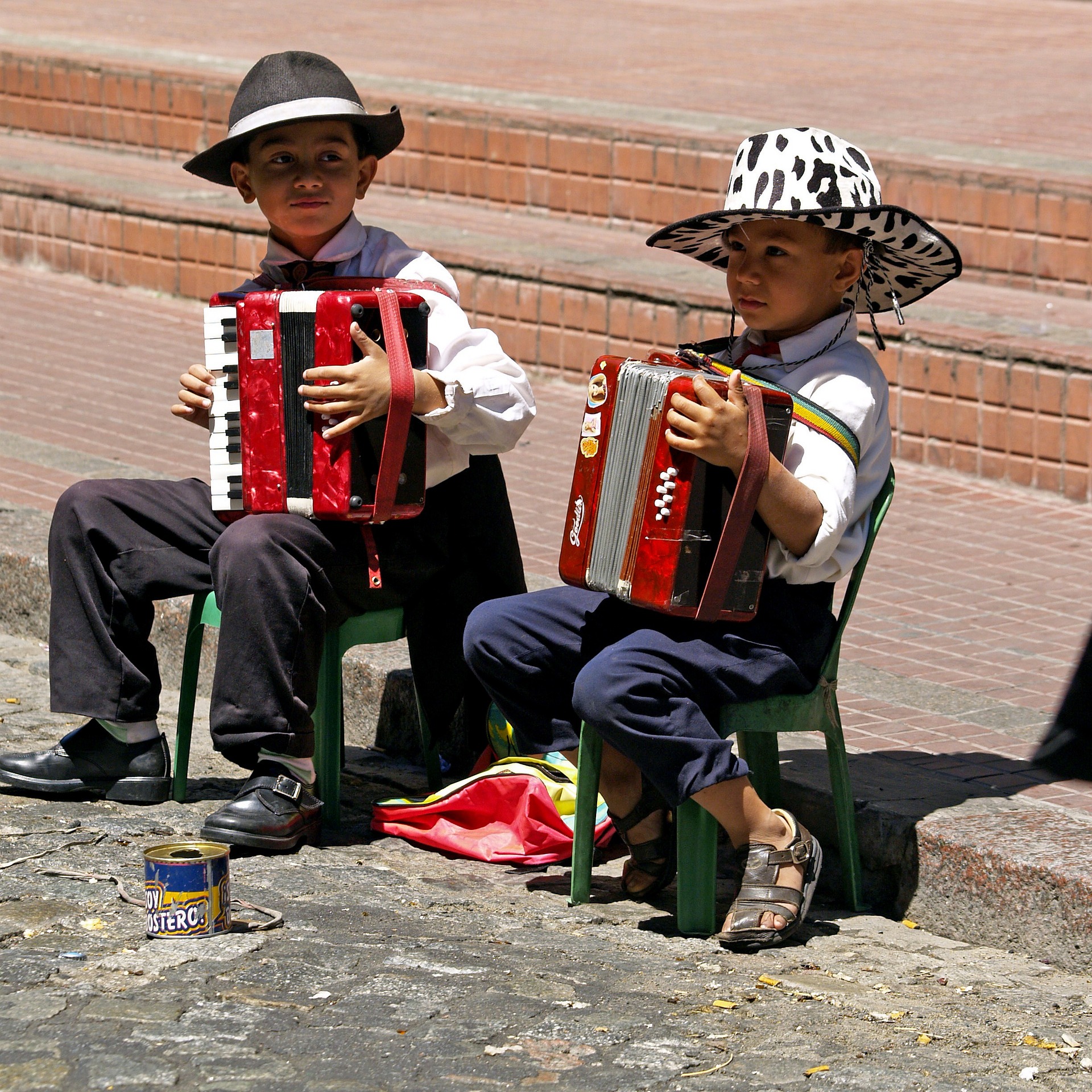 Kinder in traditioneller Kleidung, Argentinien