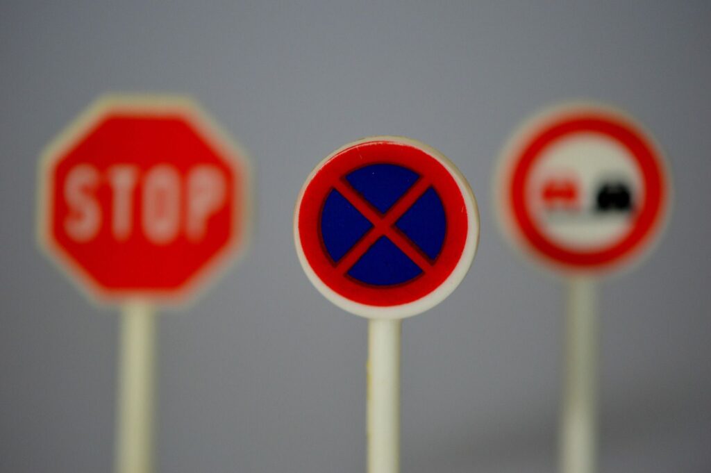 Straßenzeichen Halteverbot – Vorschriftenschild mit Parkverbotssymbol, Deutschland