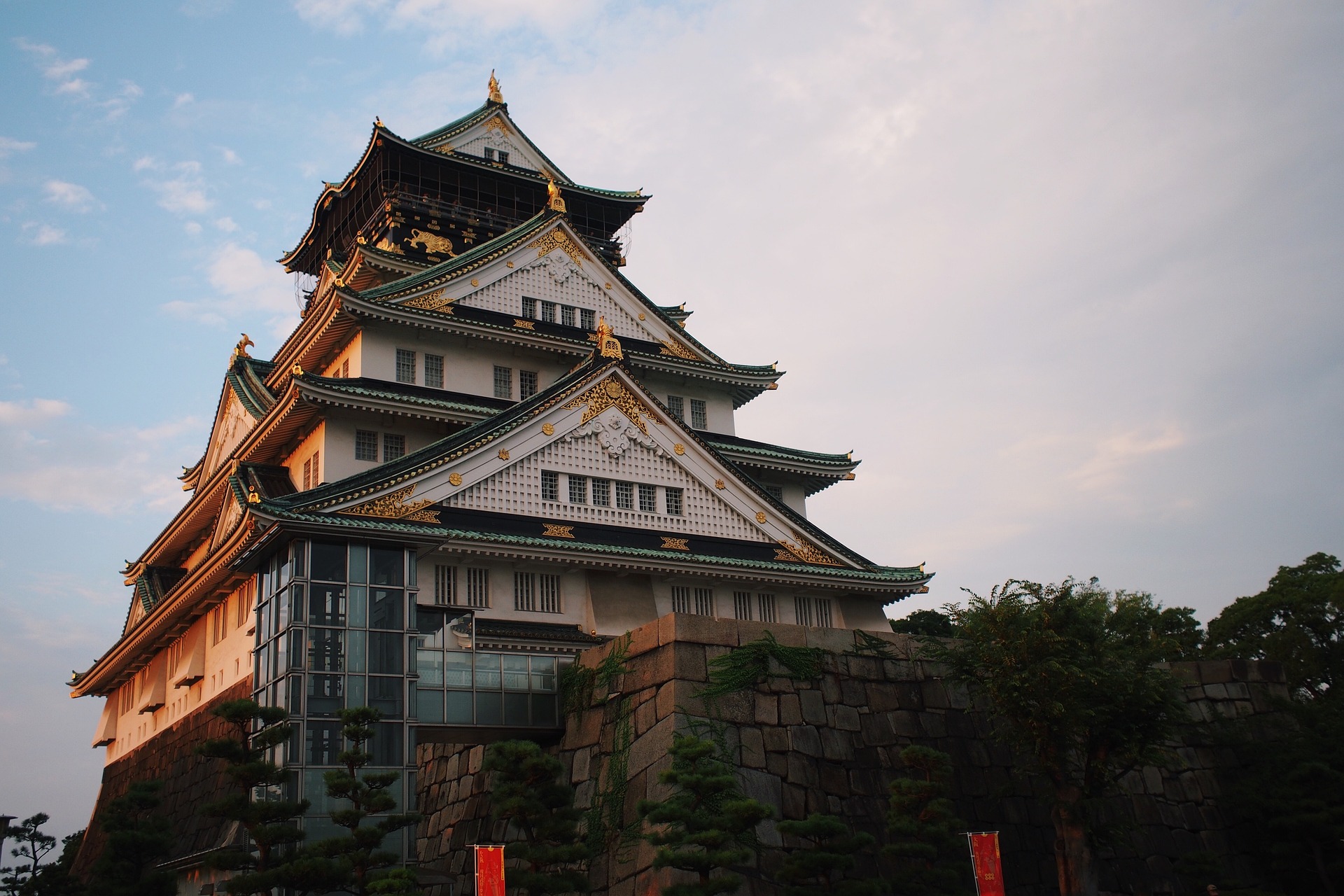 Osaka Castle – Wahrzeichen der Stadt mit weitläufigem Burggraben und Parkanlage, Japan