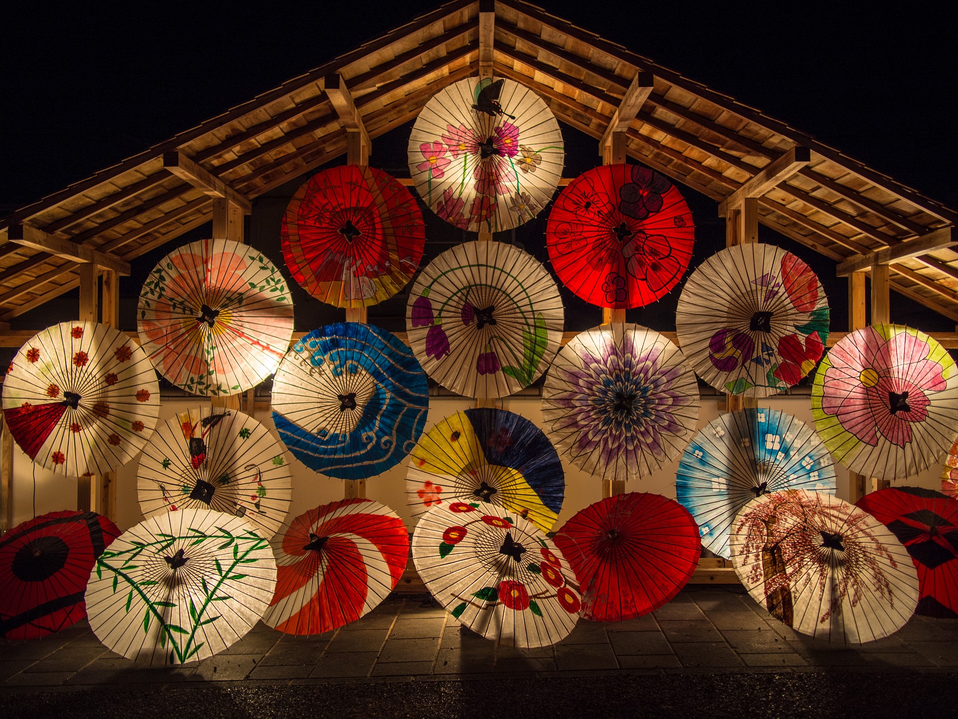 Wagasa-Regenschirme mit traditionellen Mustern, Japan