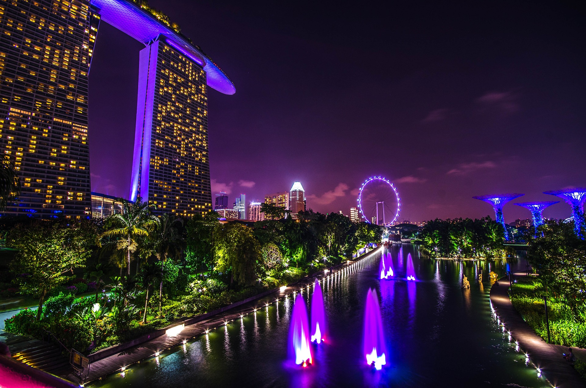 Marina Bay in Singapur – Stadtansicht mit futuristischer Architektur bei Nacht