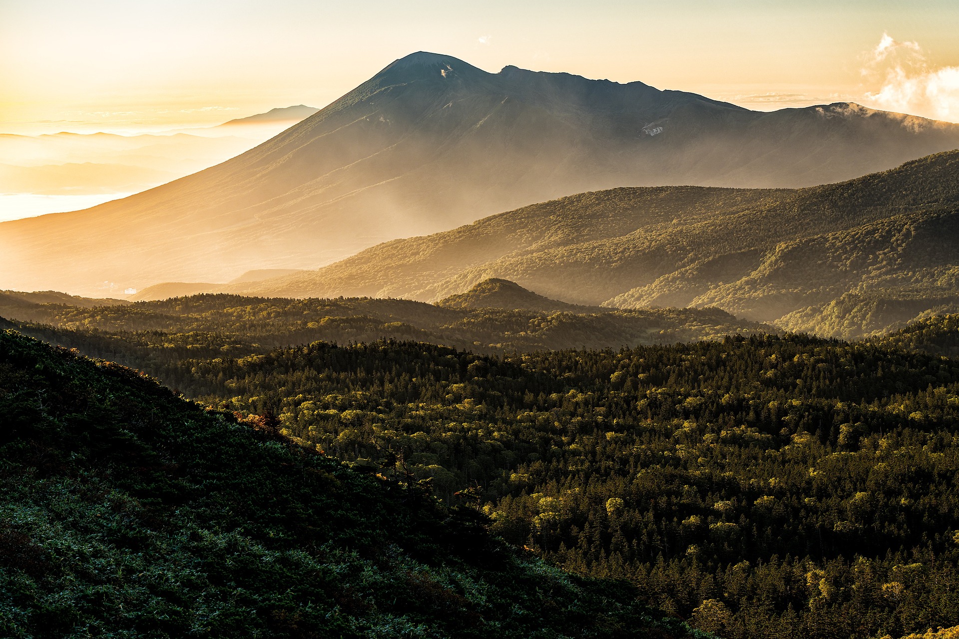 Berglandschaft im Towada-Hachimantai-Nationalpark mit Blick auf den 2.038 m hohen Berg Iwate, Japan
