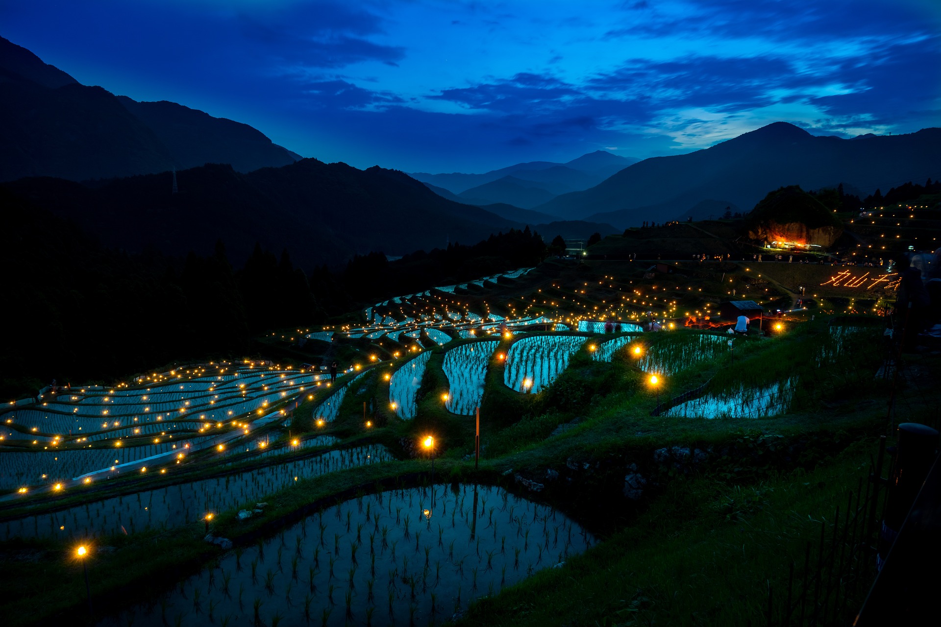 Beleuchtete Reisterrassen in der Nacht, Japan