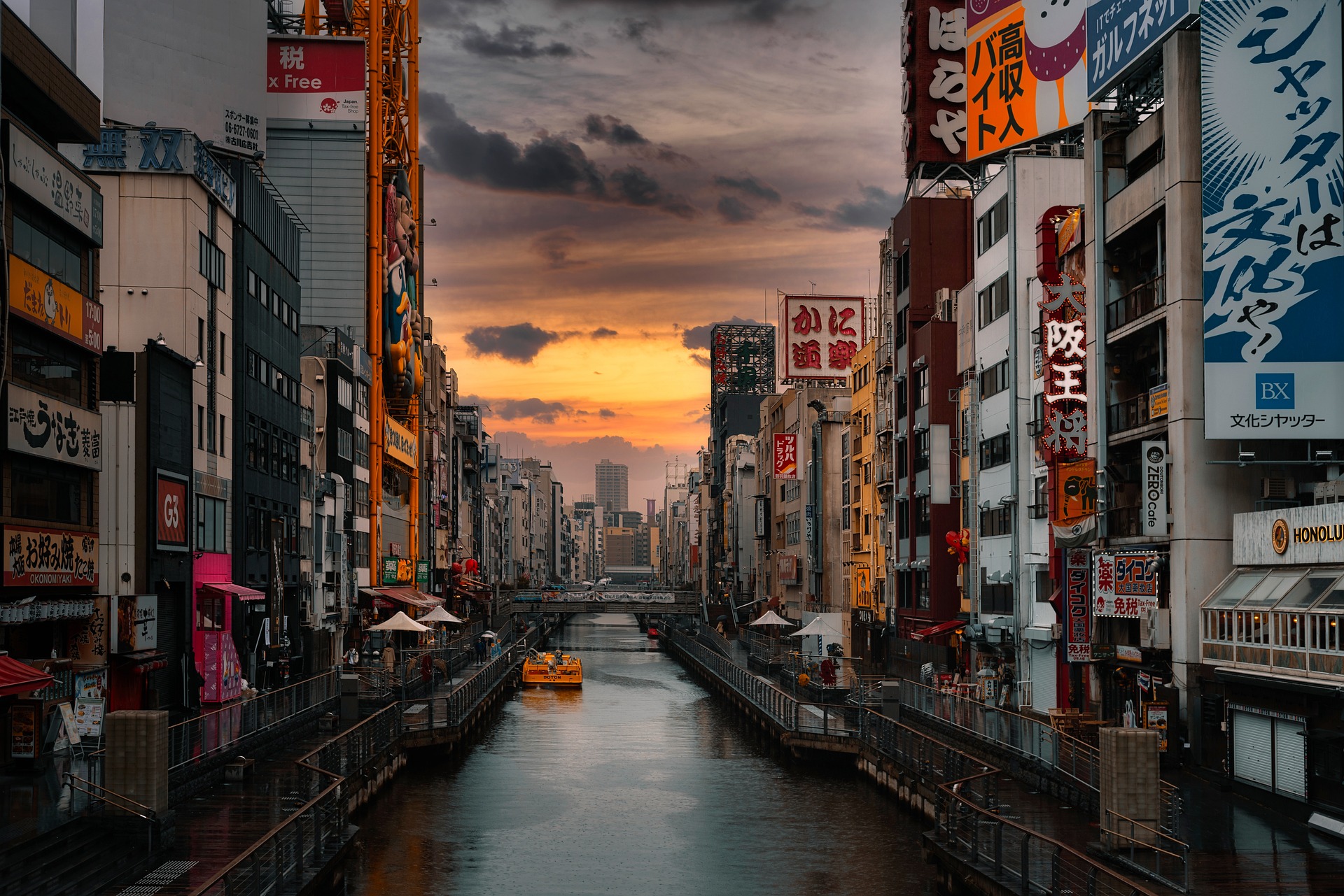 Osaka – Dotonbori River Walk mit Leuchtreklamen und Abendstimmung, Japan
