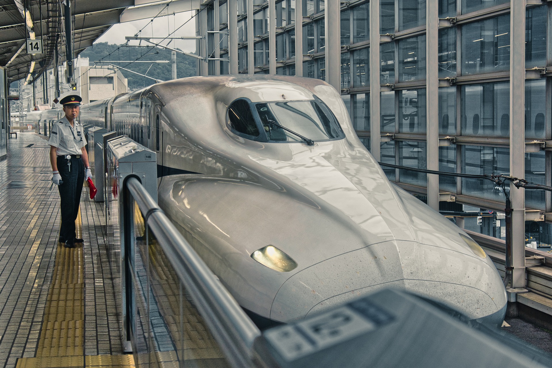 Moderner Zug im Bahnhof von Tokio, Japan