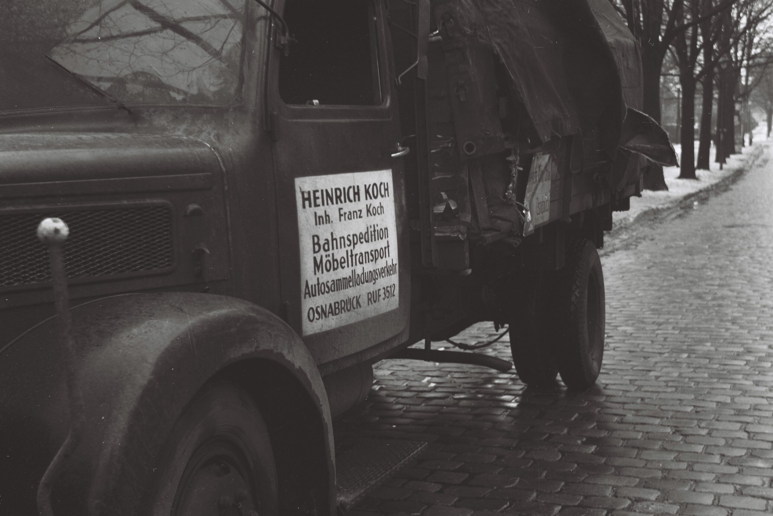 KOCH Umzugslogistik LKW – Schwarz-weißes Foto des Firmen-LKWs, Deutschland