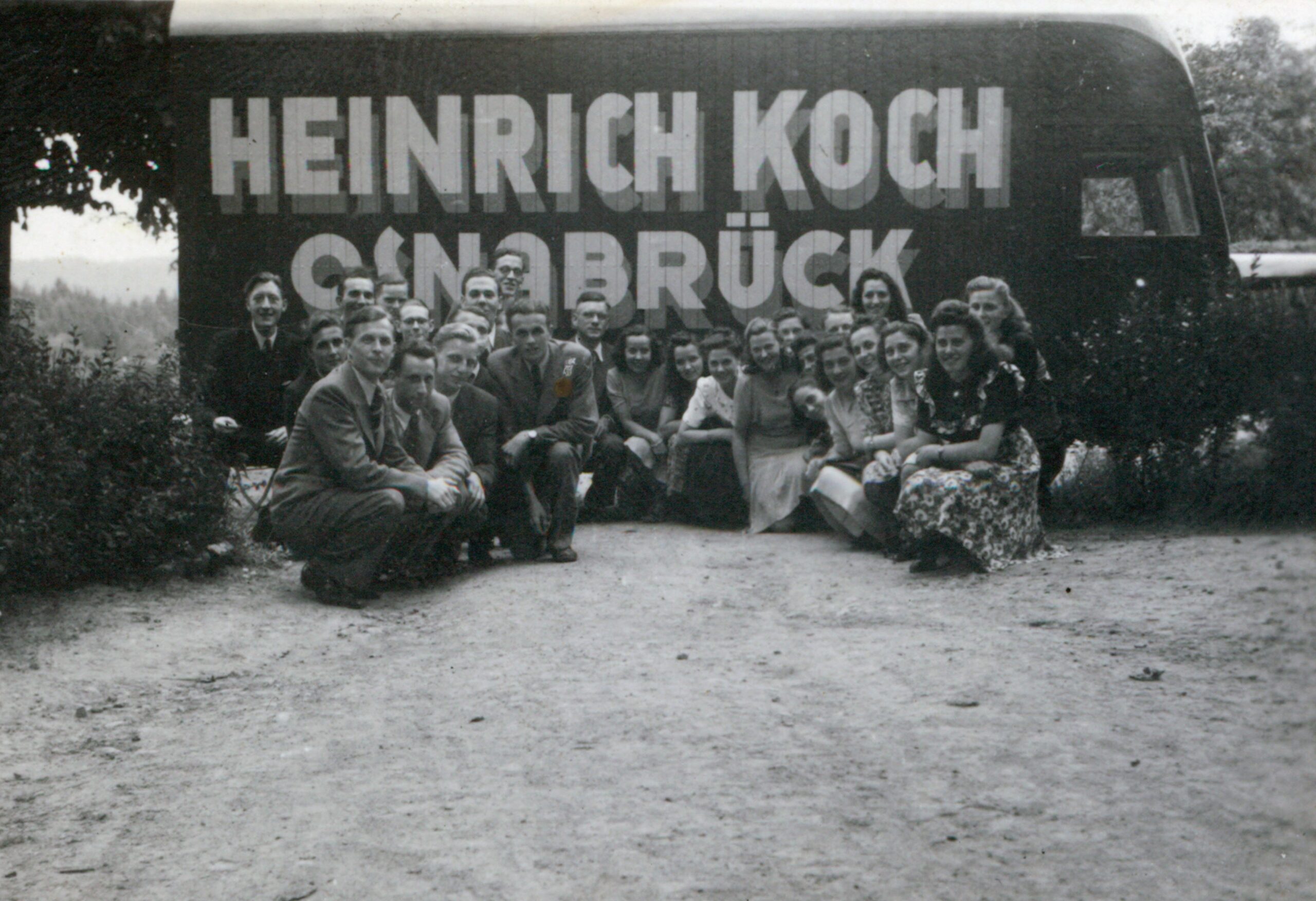 Team von KOCH Umzugslogistik – Schwarz-weißes Gruppenfoto der Mitarbeiter, die das Familienunternehmen in Osnabrück seit Generationen prägen