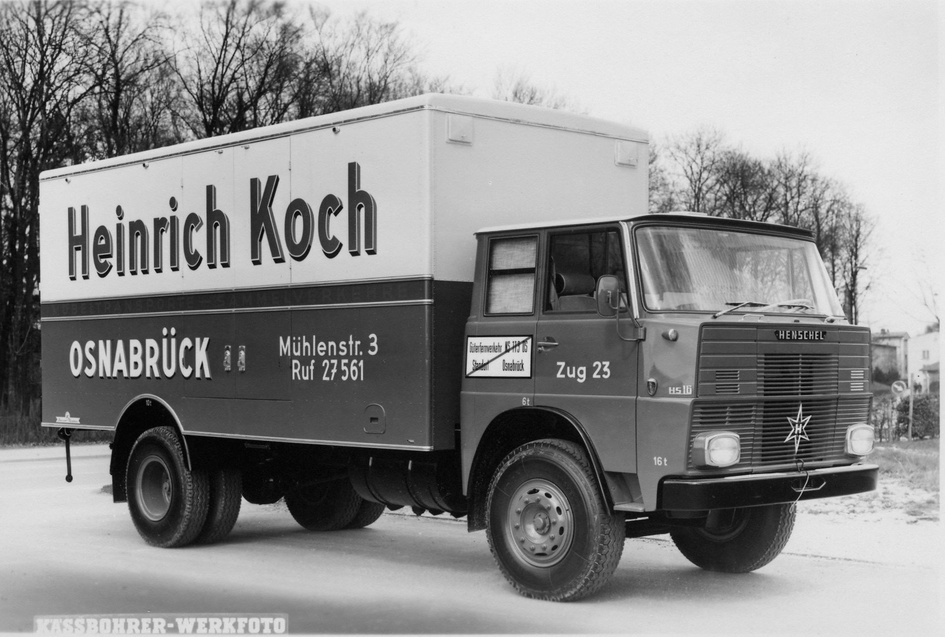 Firmen-LKW der KOCH Umzugslogistik in Osnabrück – Historische Schwarz-Weiß-Aufnahme des Logistikunternehmens aus Niedersachsen