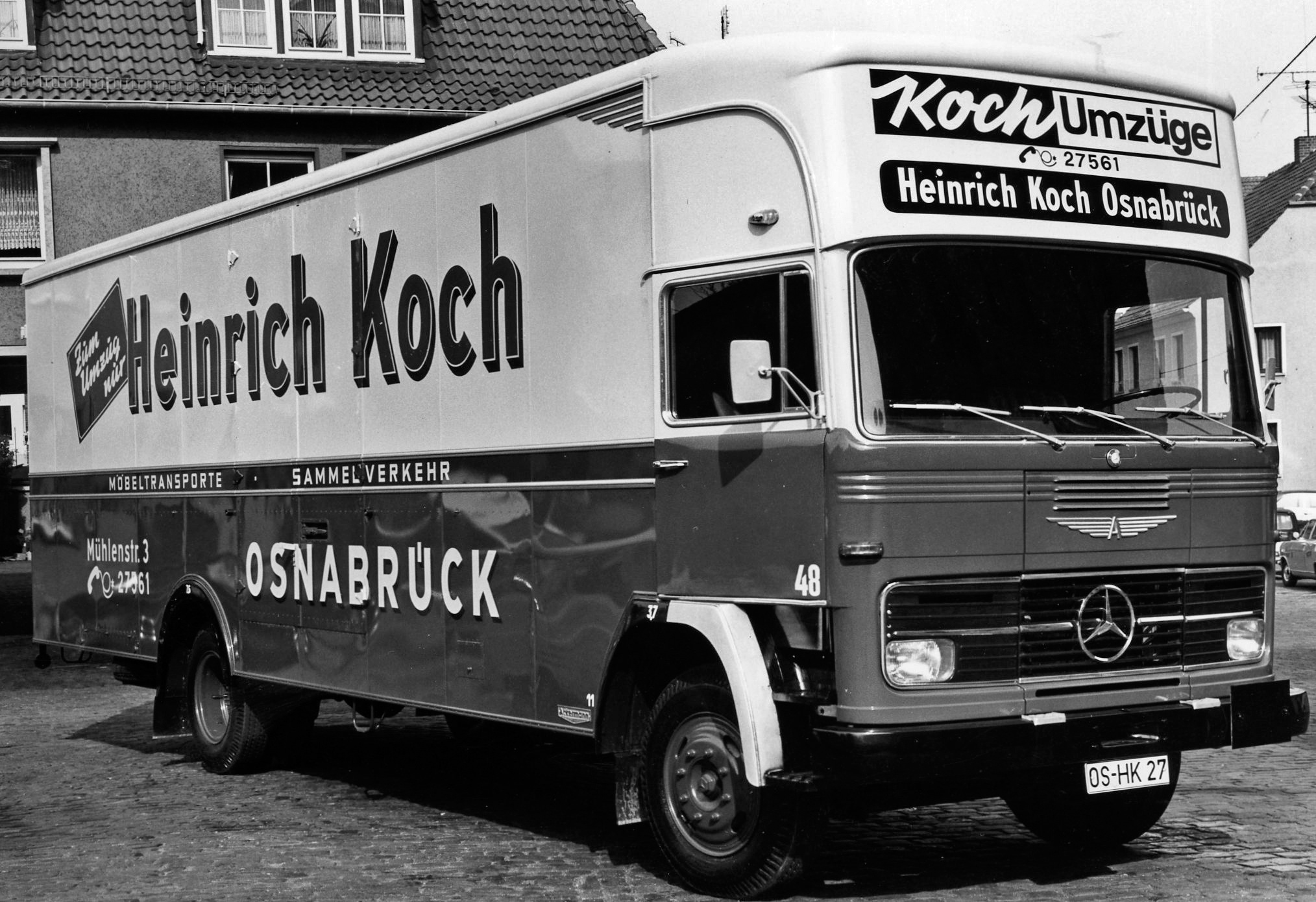 Historischer LKW von KOCH Umzugslogistik – Schwarz-Weiß-Aufnahme des traditionsreichen Osnabrücker Umzugsunternehmens