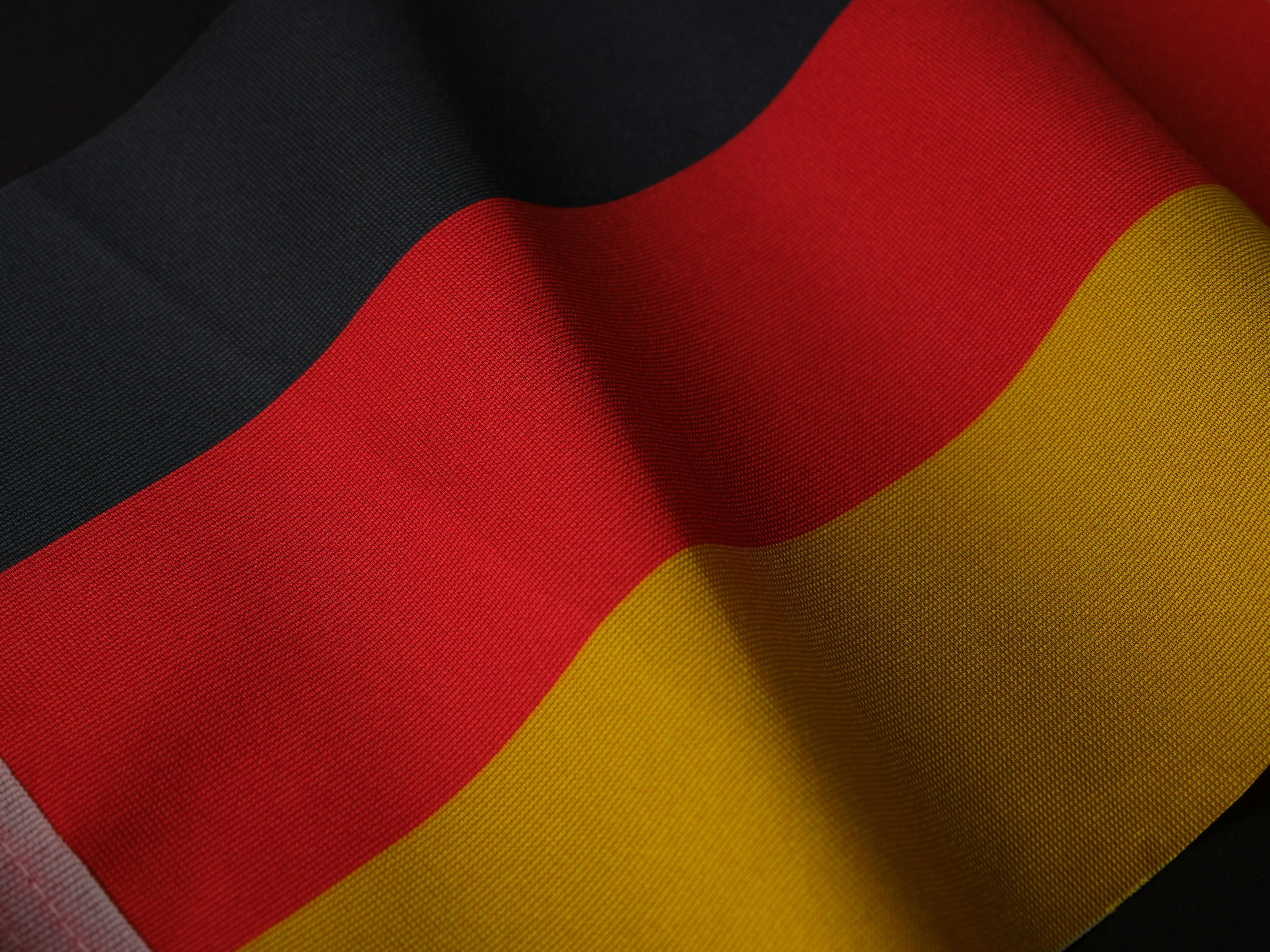 Flagge Deutschlands – Wehende Trikolore in Schwarz, Rot und Gold