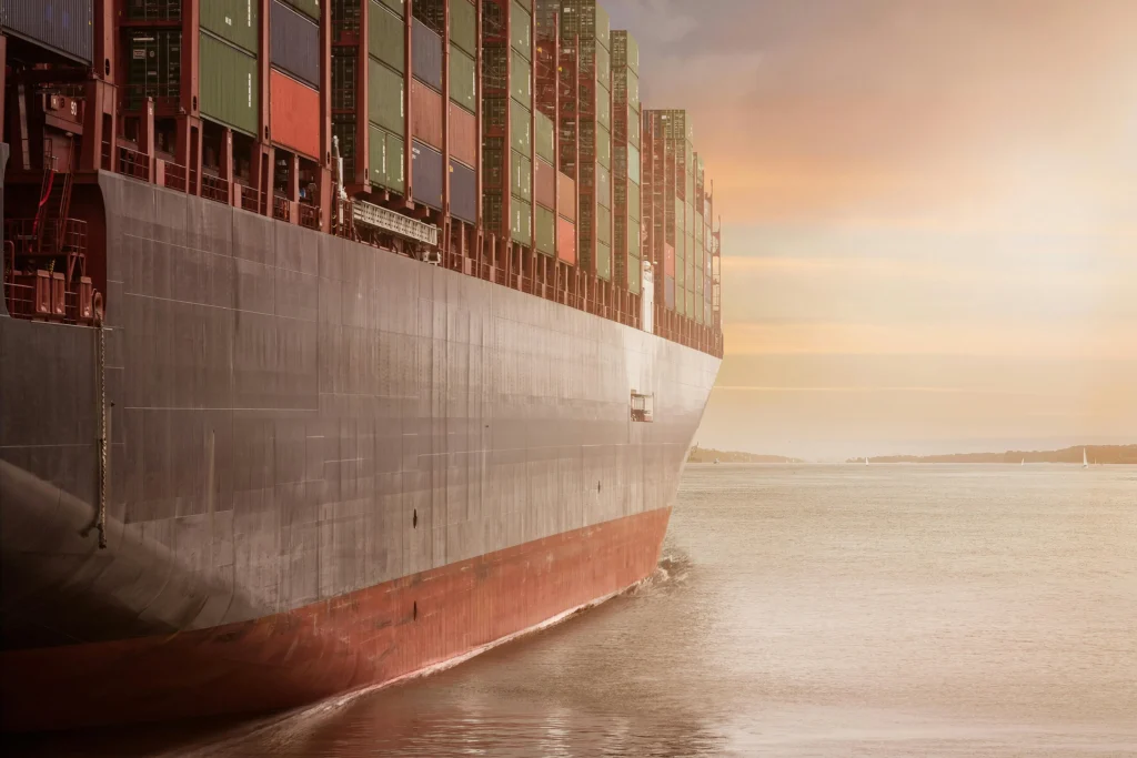 KOCH Umzugslogistik Containerschiff – Seefracht-Container auf dem Meer