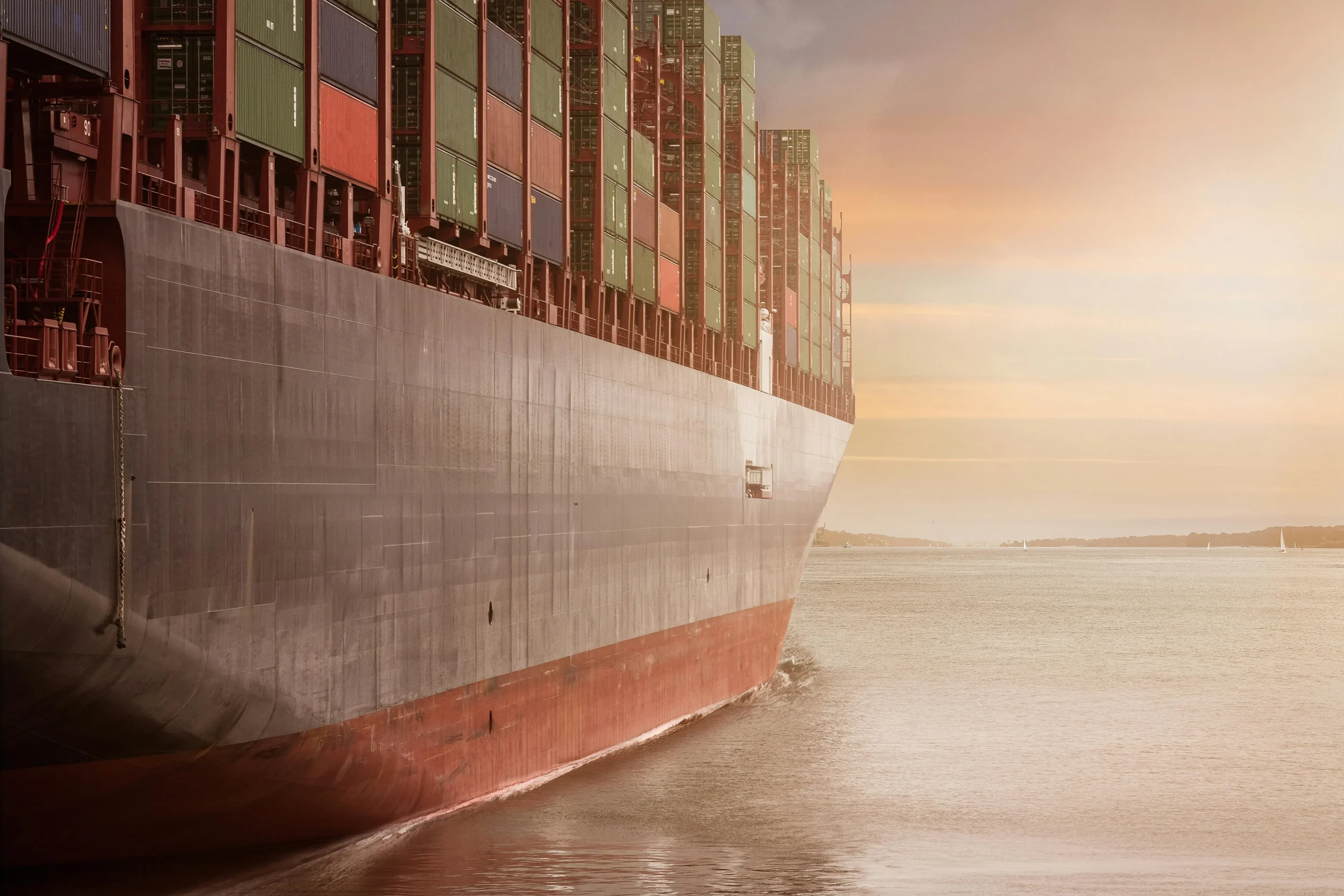 KOCH Umzugslogistik Containerschiff – Seefracht-Container auf dem Meer