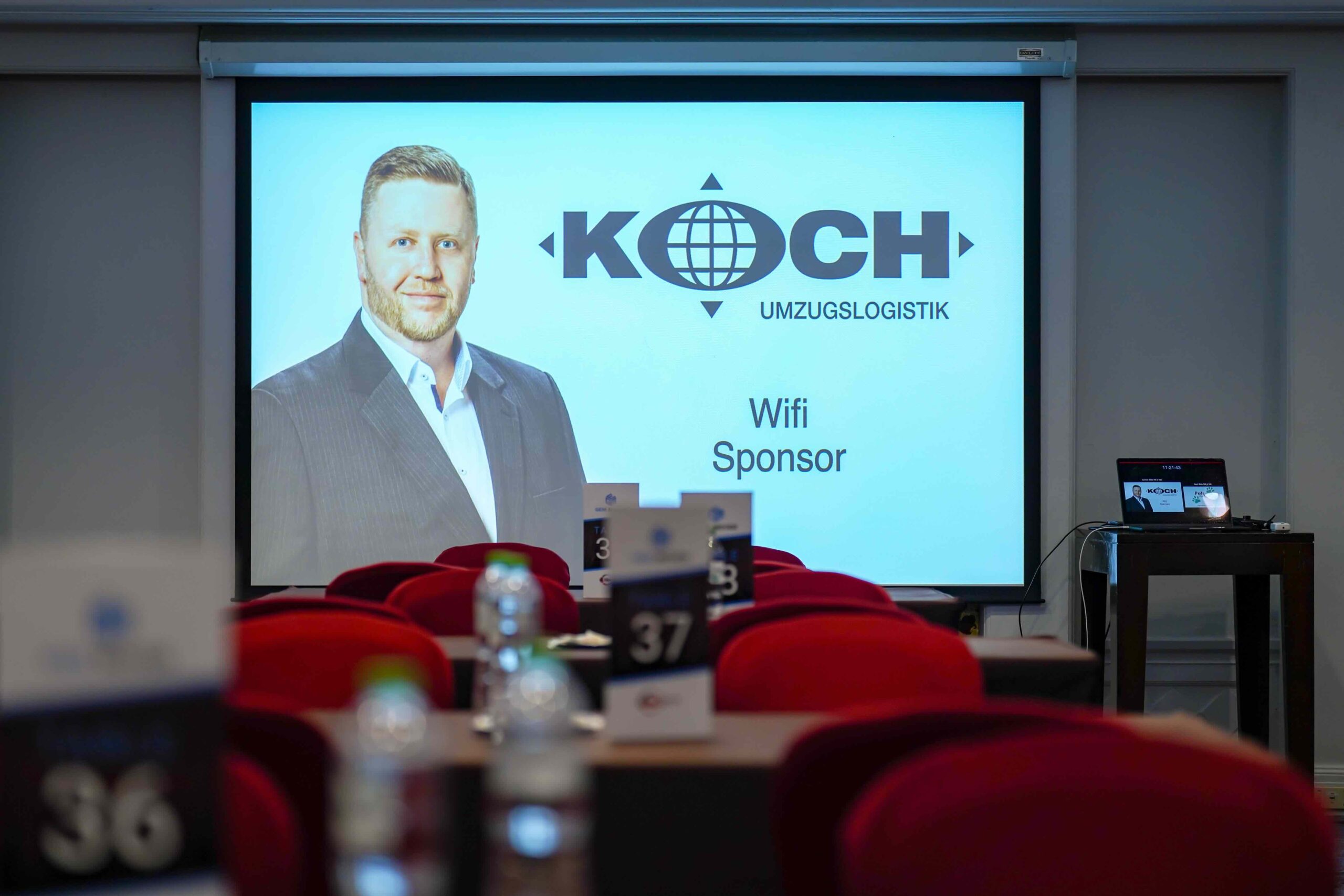 Koch Umzugslogistik als WiFi-Sponsor auf der Leinwand in Bangkok