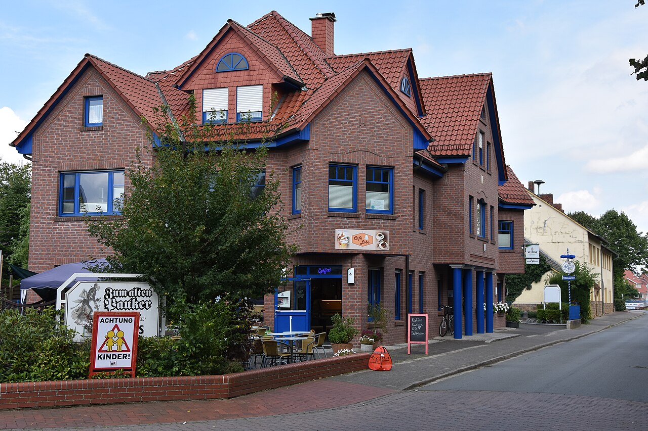 Straßenansicht mit Eisdiele in Alfhausen.