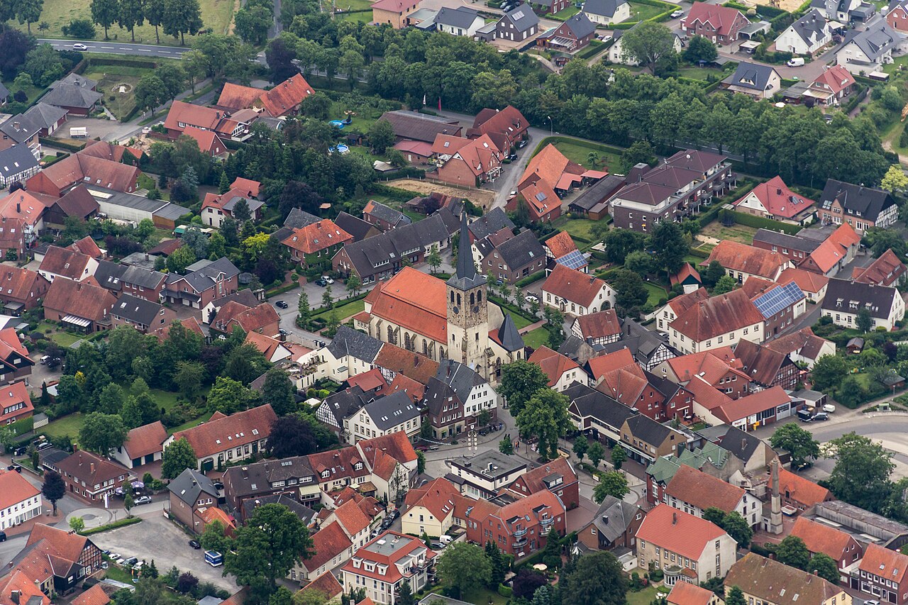 St.-Johannis-Kirche in Glandorf (Landkreis Osnabrück) aus der Vogelperspektive.