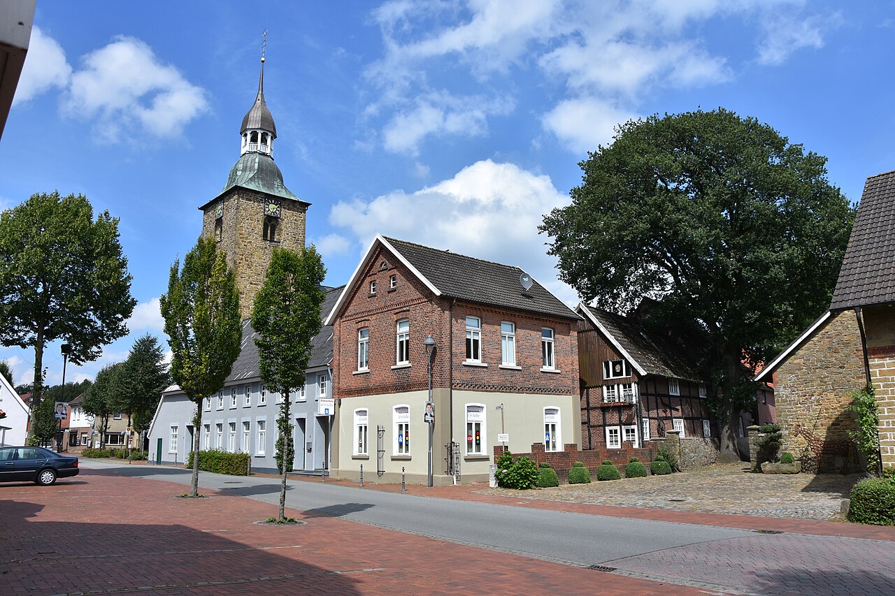 Ortsansicht mit Kirche an der Hauptstraße in Alfhausen.