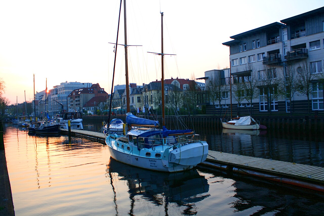 Hunte Oldenburg – Flusslandschaft mit Uferpromenade in der Stadt, Niedersachsen