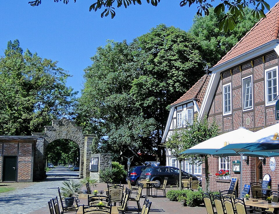 Historisches Stadttor in Rieste (Landkreis Osnabrück, Niedersachsen) mit Ortsansicht.