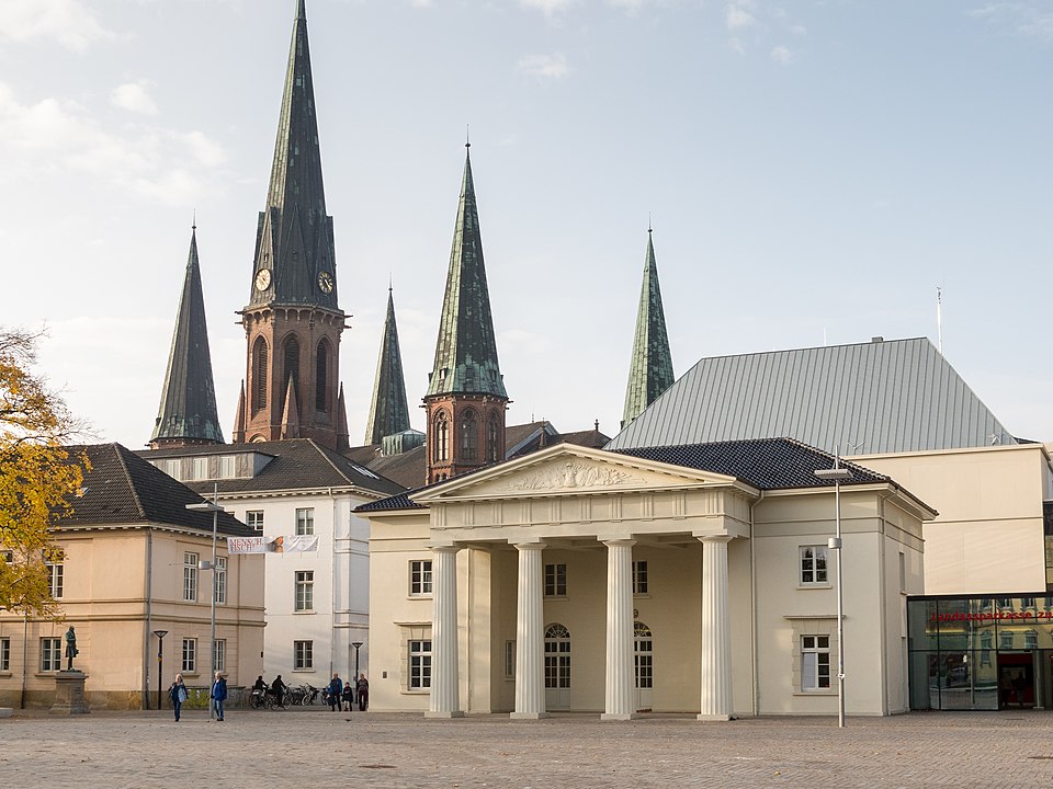 Schlossplatz Oldenburg – Schlosswache und Lambertikirche im Stadtzentrum, Niedersachsen