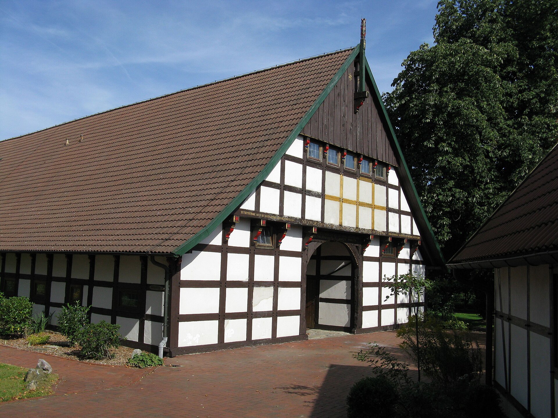 Fachwerkgebäude des Hager Hofs mit großem Giebel in Belm.