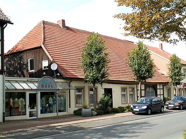 Straßenansicht mit Autos und Häusern in Bohmte.