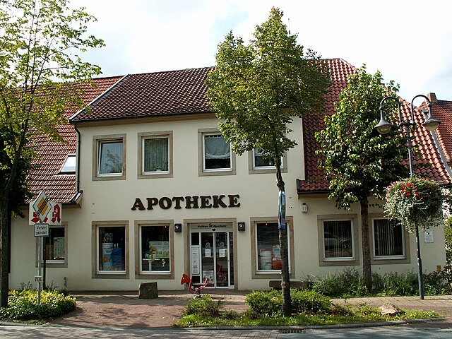 Straßenansicht mit Apotheke in Bohmte.