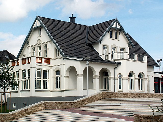 Historische Villa Seling in Bohmte mit weißer Fassade.