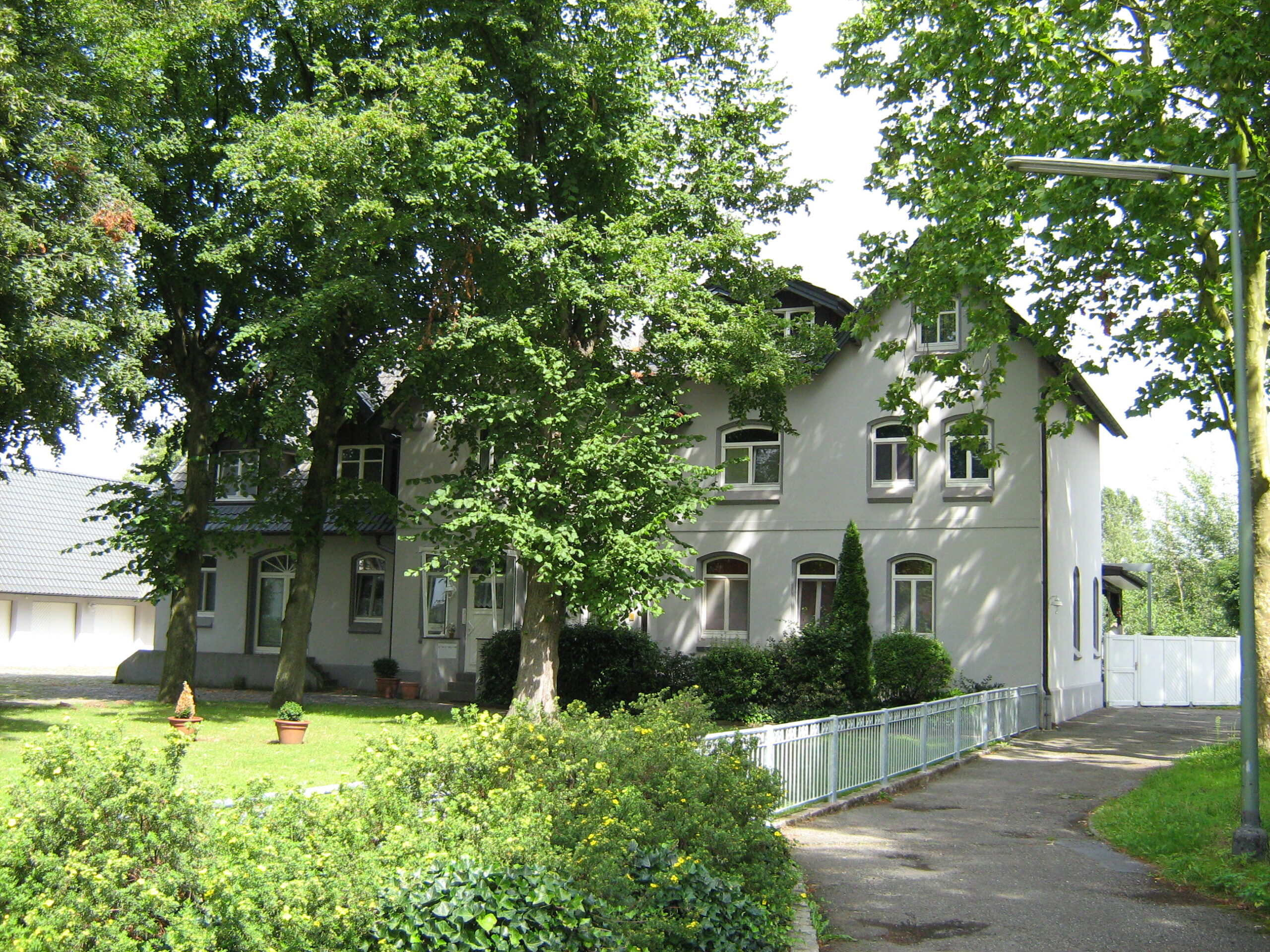 Ehemaliges Bahnhofsgebäude im Ortsteil Halen der Gemeinde Lotte in Nordrhein-Westfalen, Deutschland.