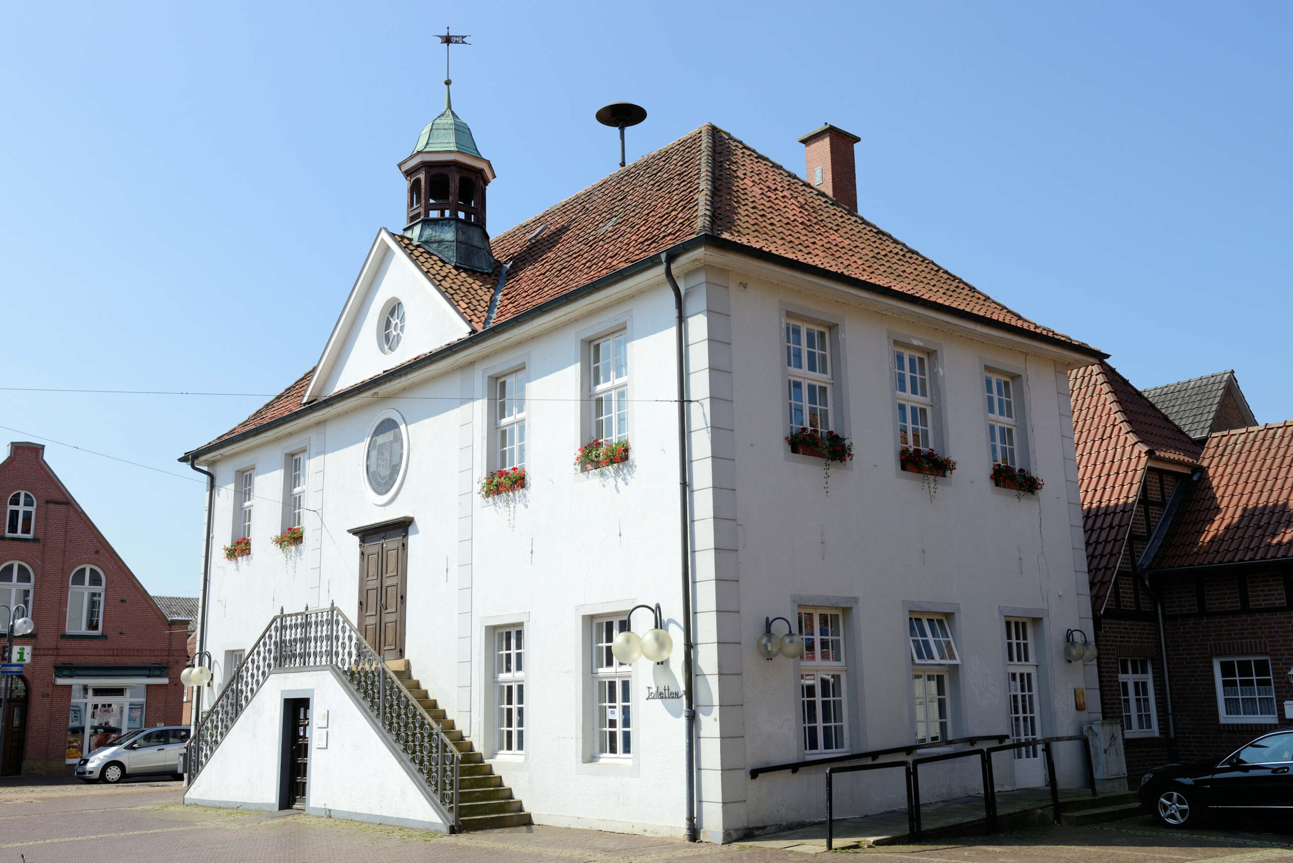 Altes Rathausgebäude mit Uhr und Außentreppe in Fürstenau
