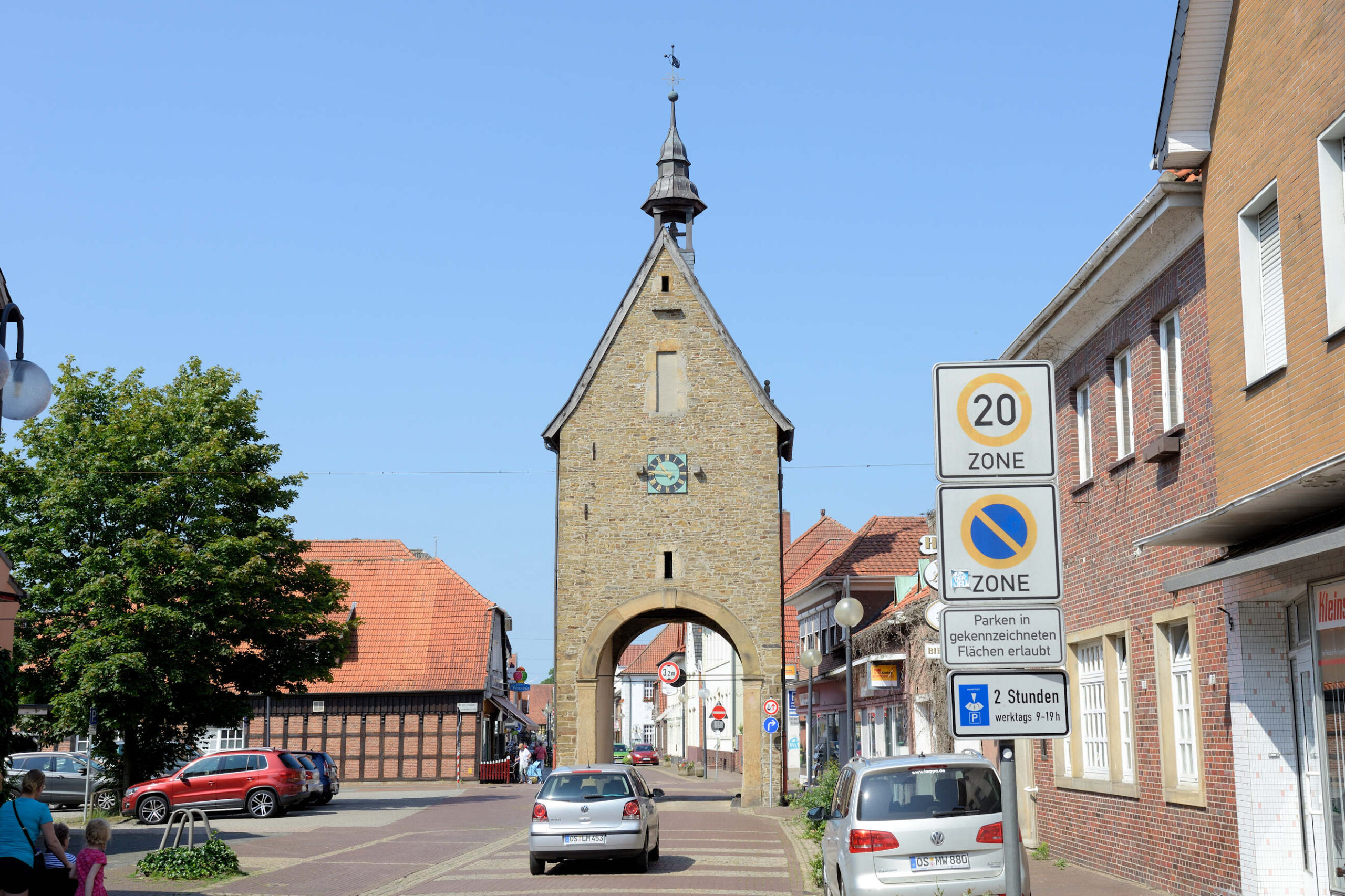Historisches Stadttor zwischen Wohnhäusern im Zentrum von Fürstenau.