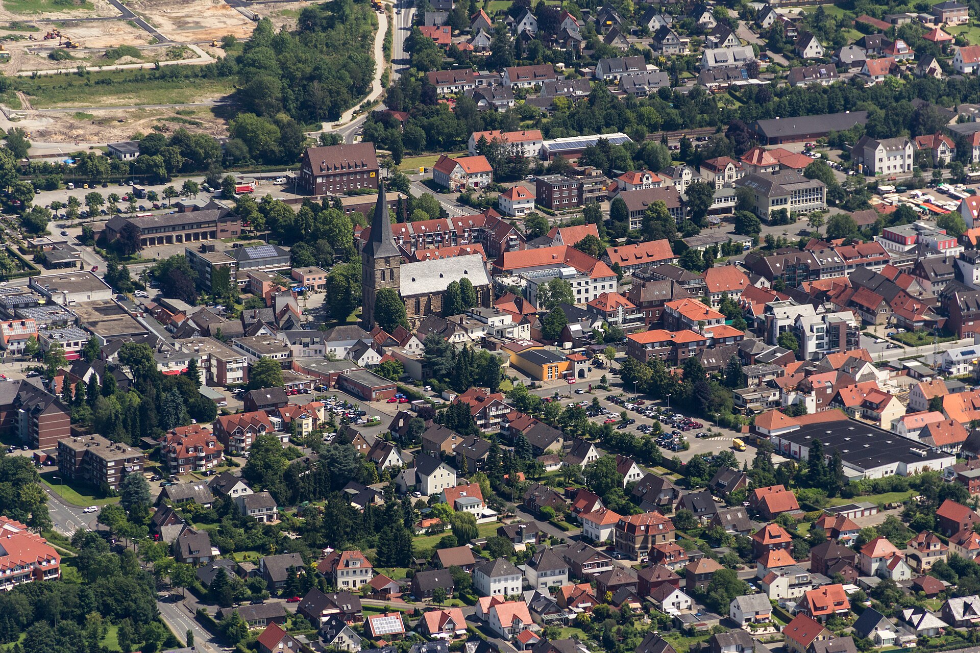 Luftaufnahme der Innenstadt von Lengerich mit evangelischer Stadtkirche.