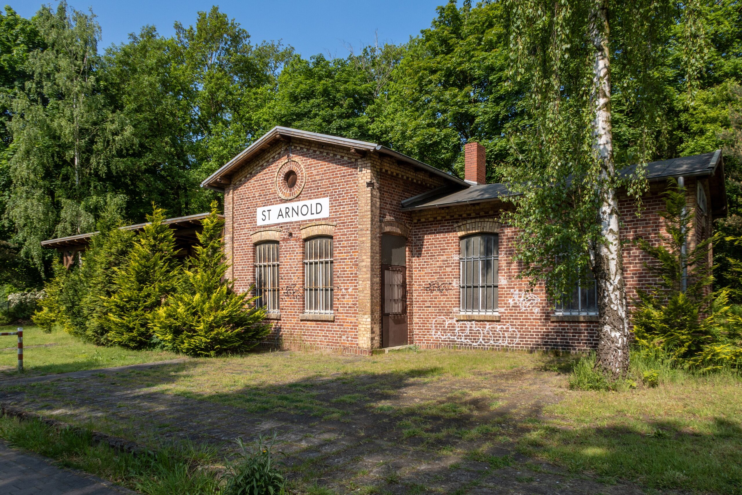 Bahnhofsgebäude St. Arnold Neuenkirchen – Ehemaliger Kleinbahnhof an der stillgelegten Strecke Duisburg–Quakenbrück, Nordrhein-Westfalen