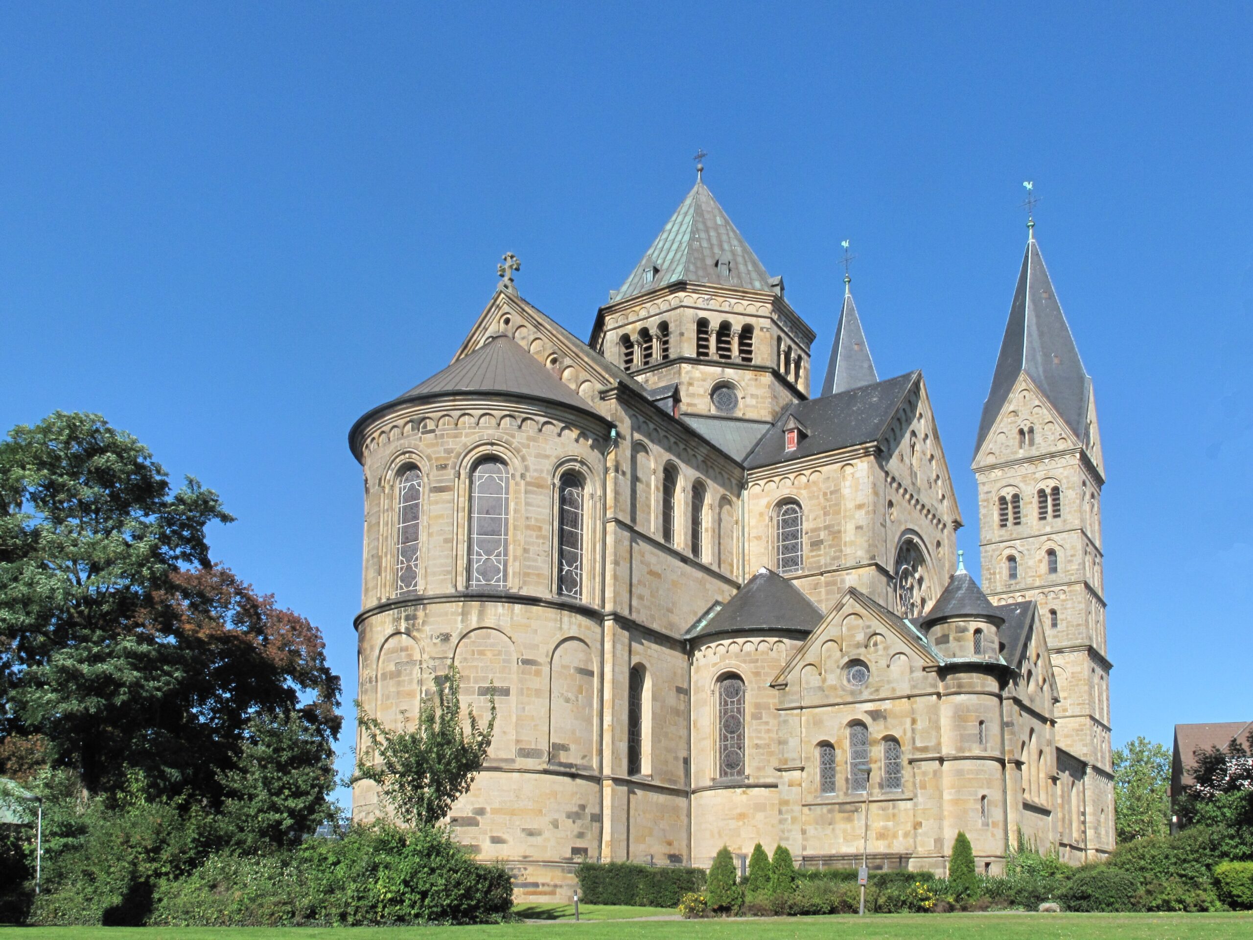 Katholische Kirche St. Anna Kirche in Neuenkirchen, Nordrhein-Westfalen mit Sandsteinfassade.