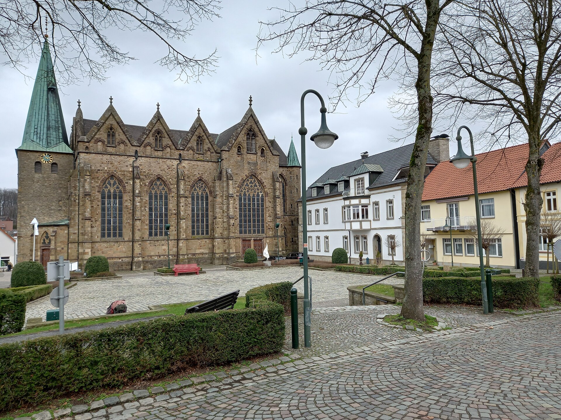 Kirchplatz mit Pfarrkirche im Zentrum von Ostercappeln.