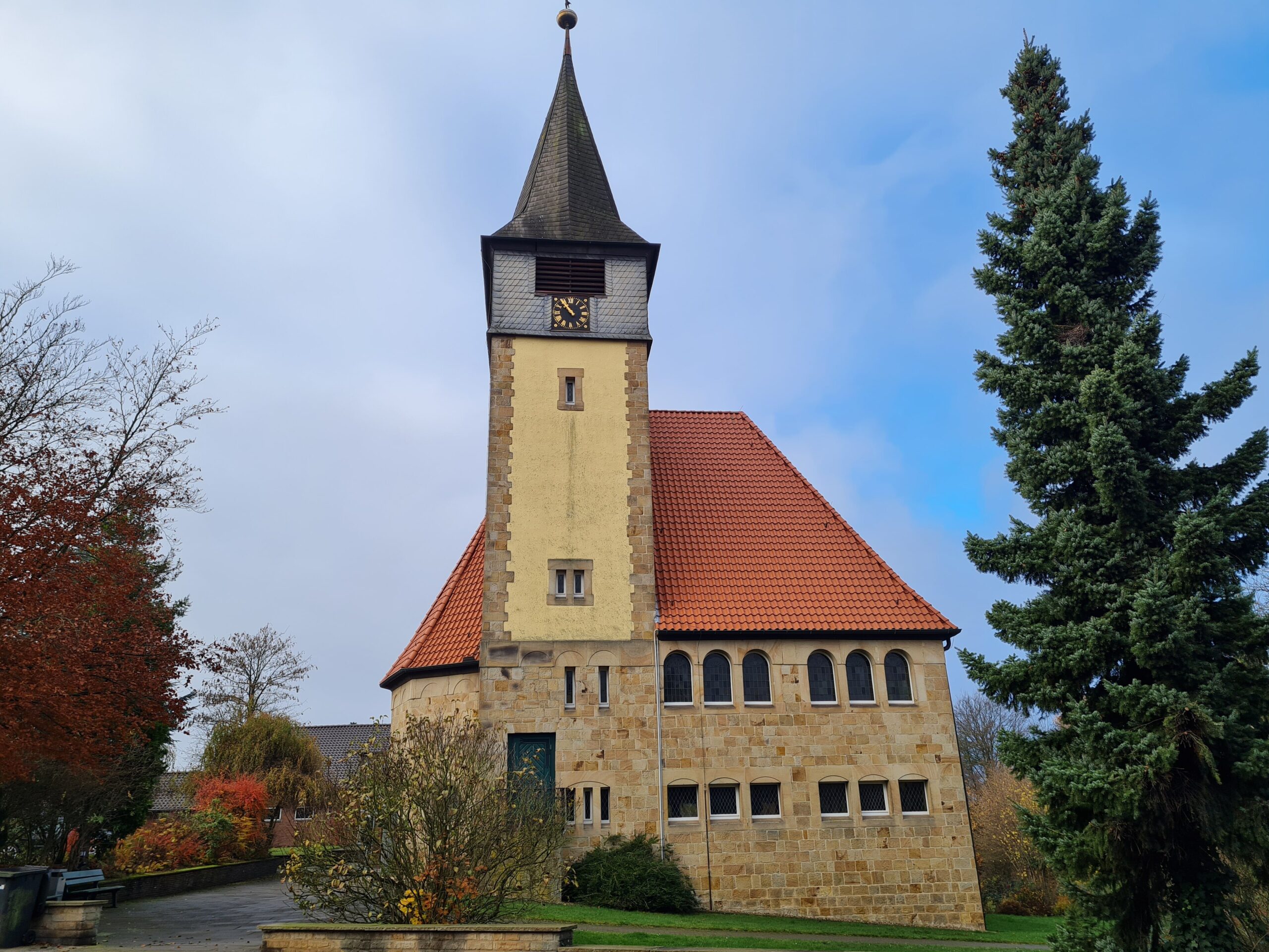 Evangelische Pauluskirche mit Turm und rotem Dach in Ostercappeln.