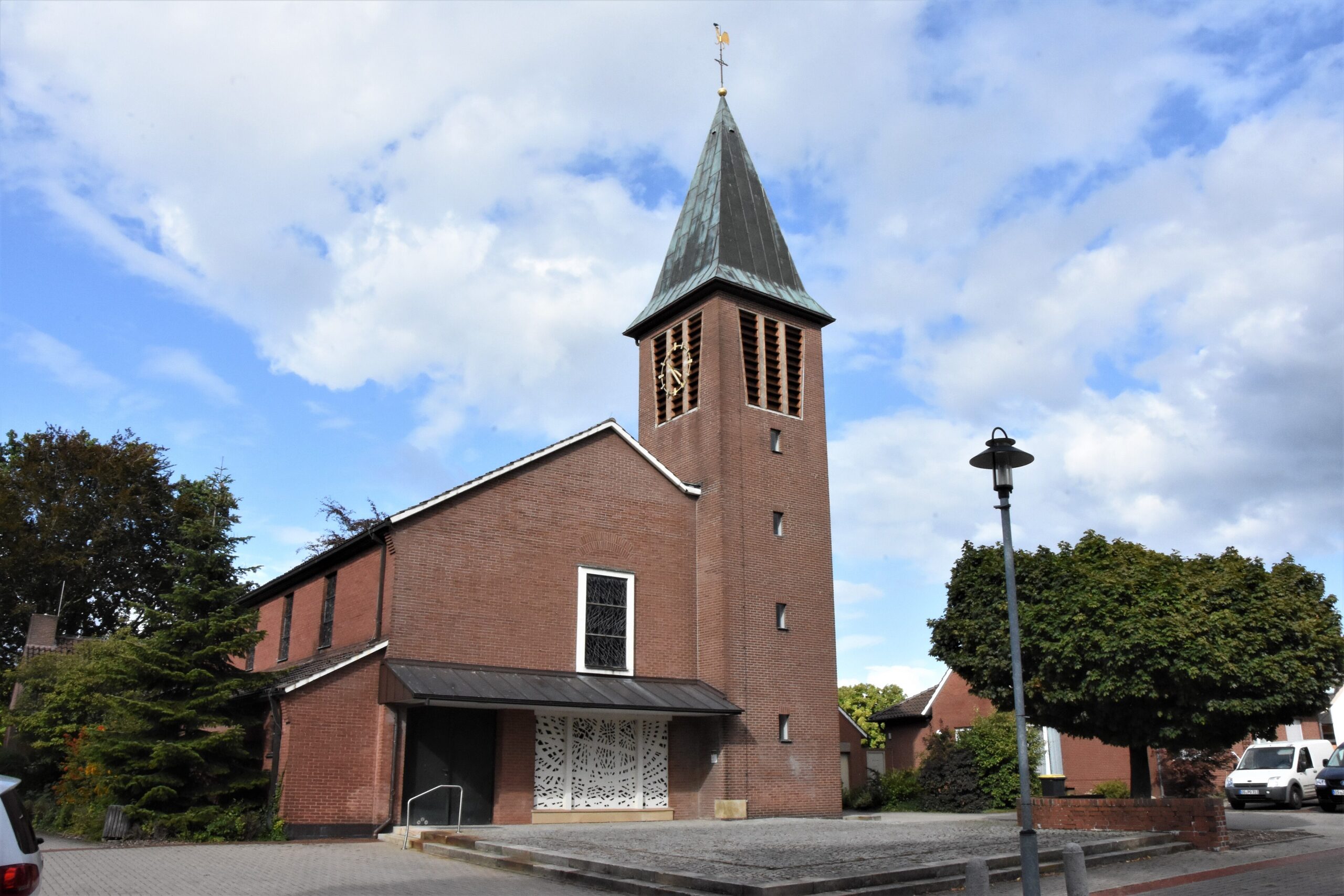 Katholische Kirche St. Marien mit Turm in Schwagstorf, Ostercappeln.