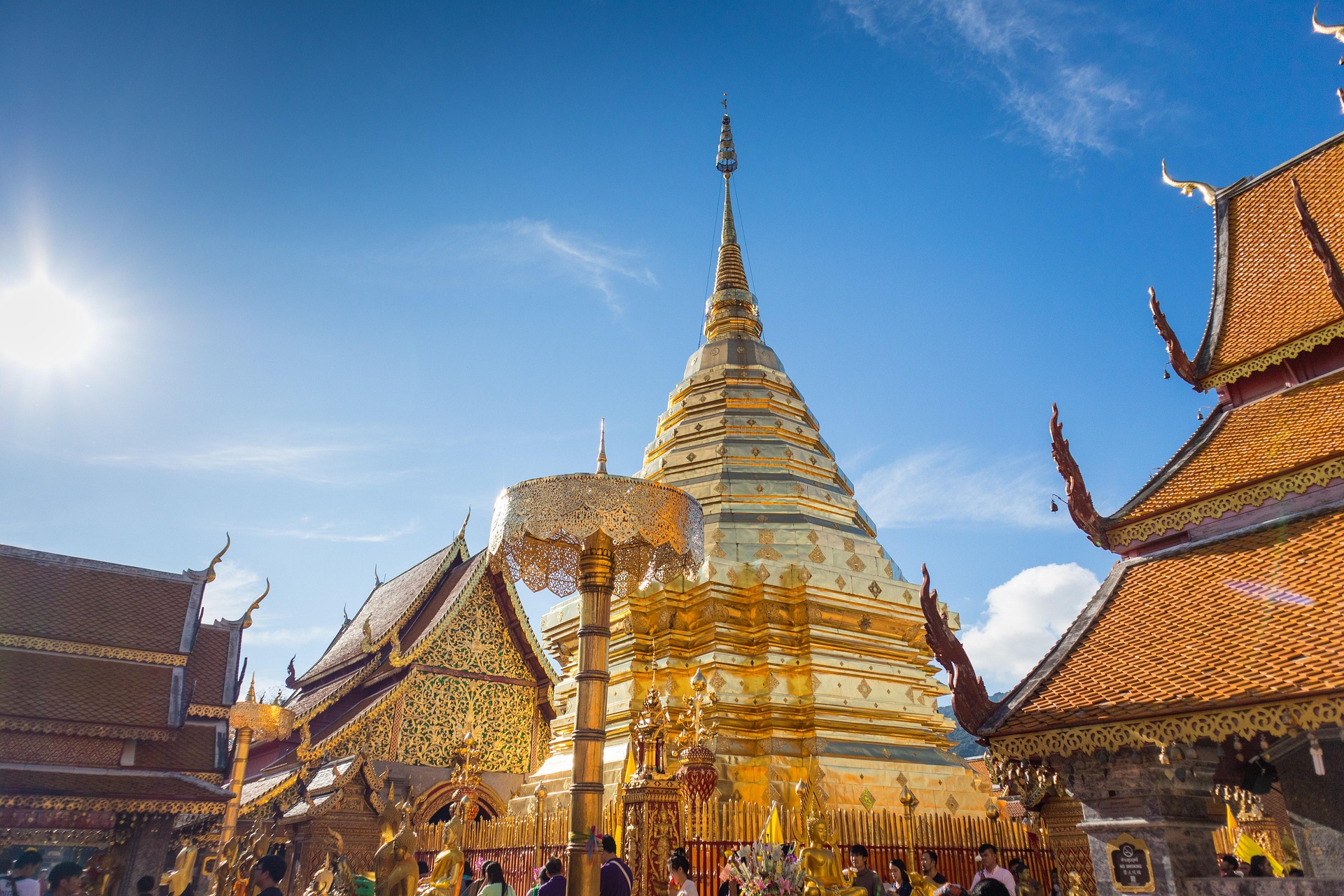 Buddhistischer Tempel auf einem Hügel mit Blick über die Stadt in Chiang Mai, Thailand.