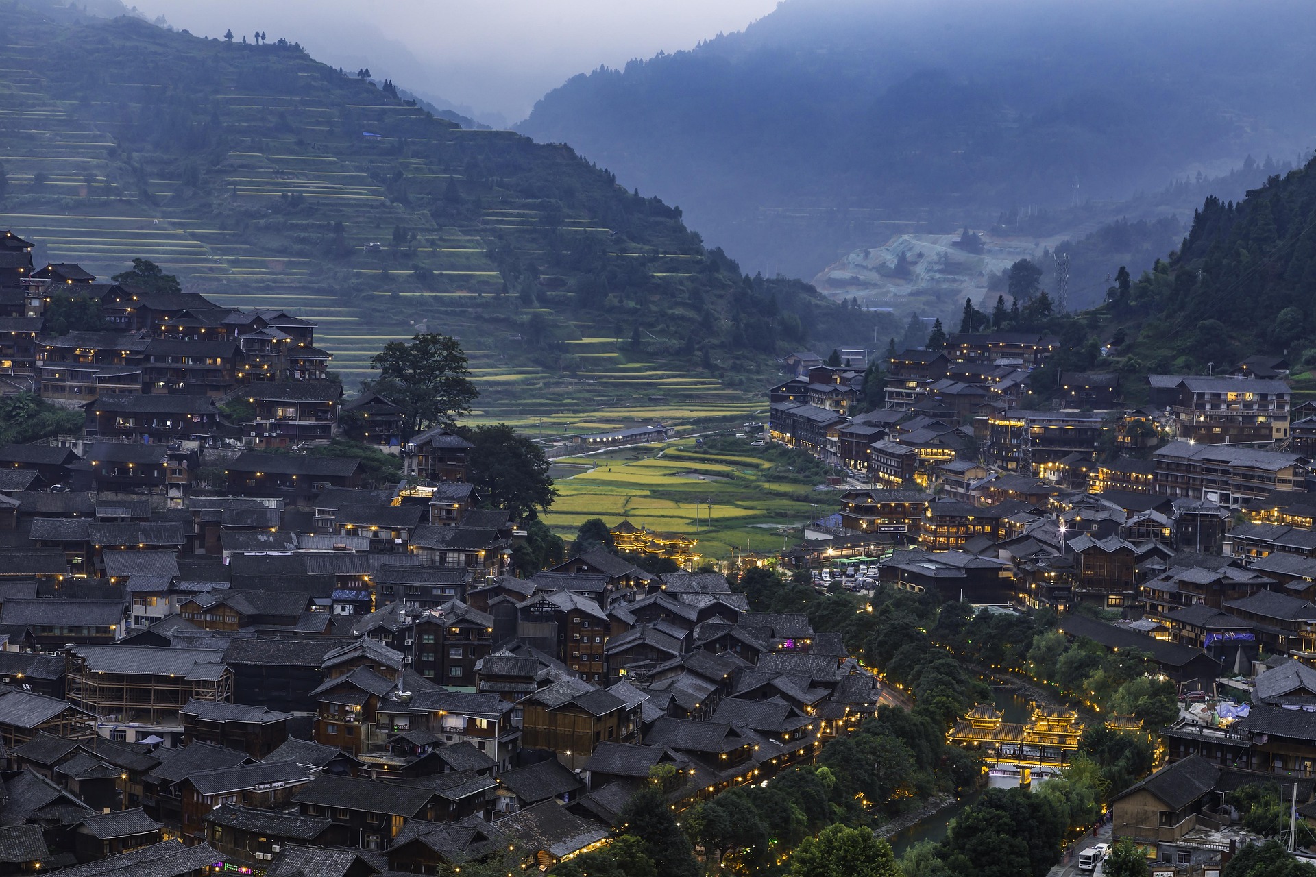 Xijiang Qianhu Miao Dorf Guizhou – Traditionelles blaues Miao-Dorf mit Pfahlbauten im Tal, China