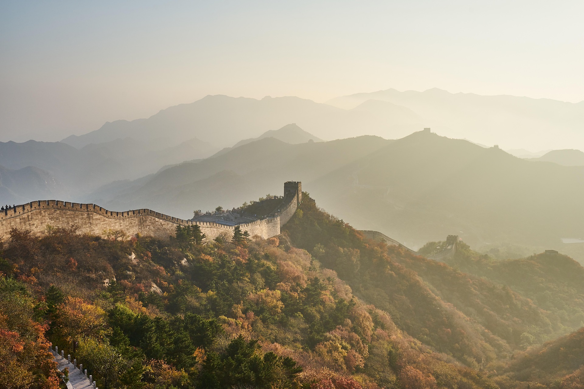 Panoramablick auf die Große Mauer von China in den Bergen – bekanntes Wahrzeichen von China.