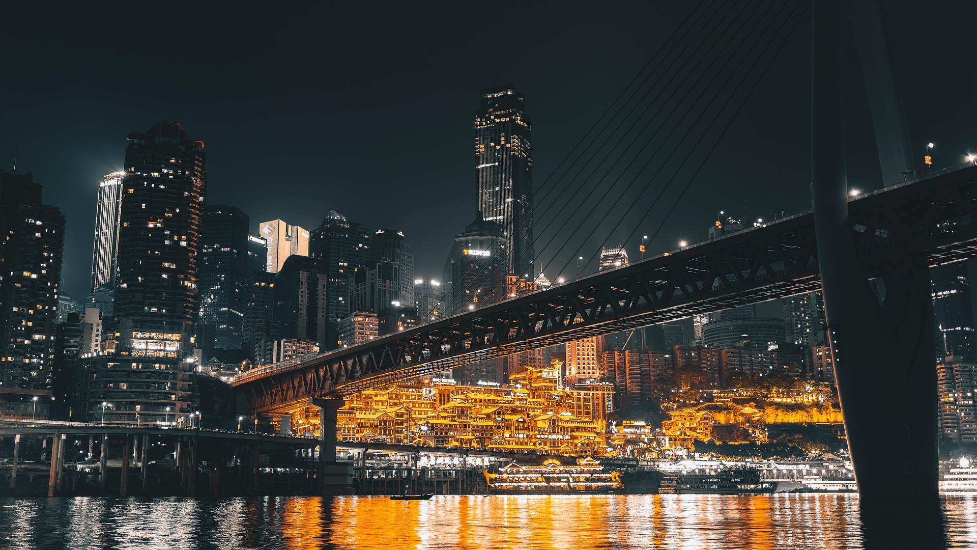 Chongqing bei Nacht mit dem berühmten Hongyadong-Komplex – chinesische Metropole und Destination für internationale Firmenumzüge und Relocation.