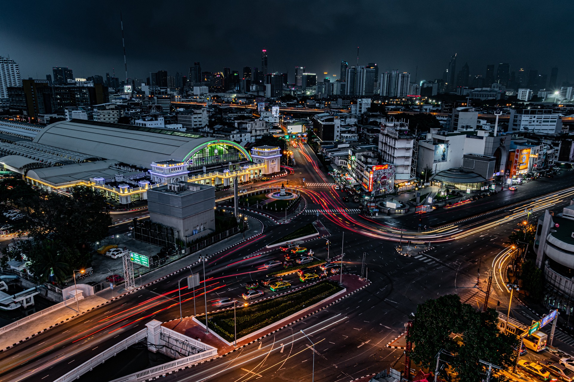 Moderne Hochhäuser und Stadtlichter in der Skyline von Bangkok bei Nacht.