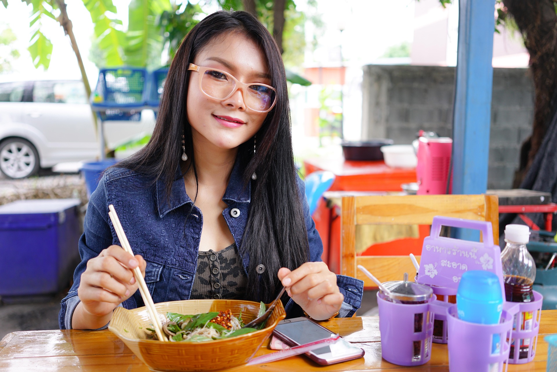 Typische Speisen der thailändischen Küche mit frischen Zutaten.