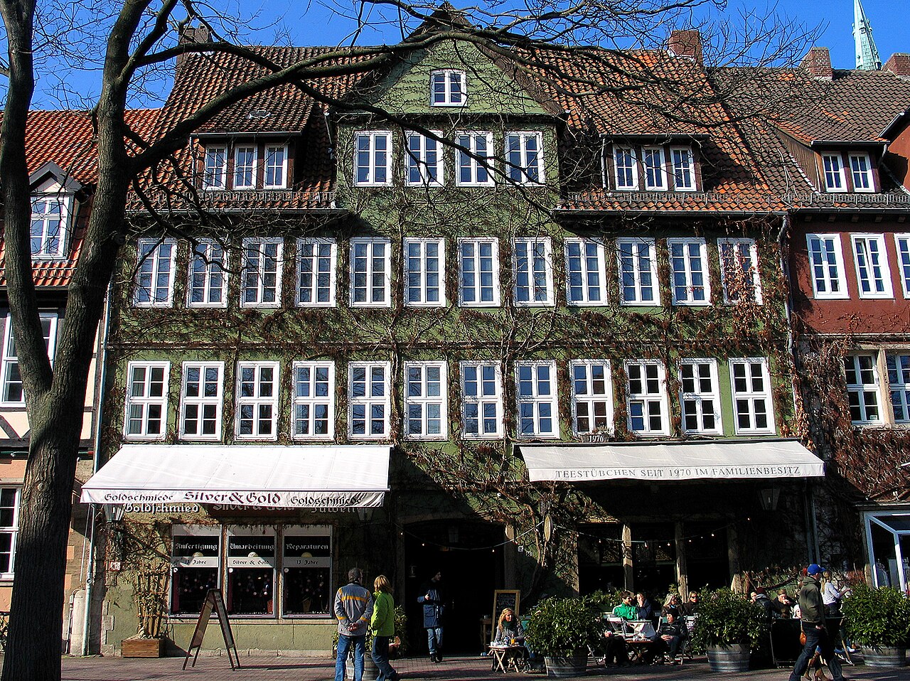 Ballhofplatz Hannover – Historische Goldschmiede und Teestübchen mit Gästen in der Wintersonne, Niedersachsen